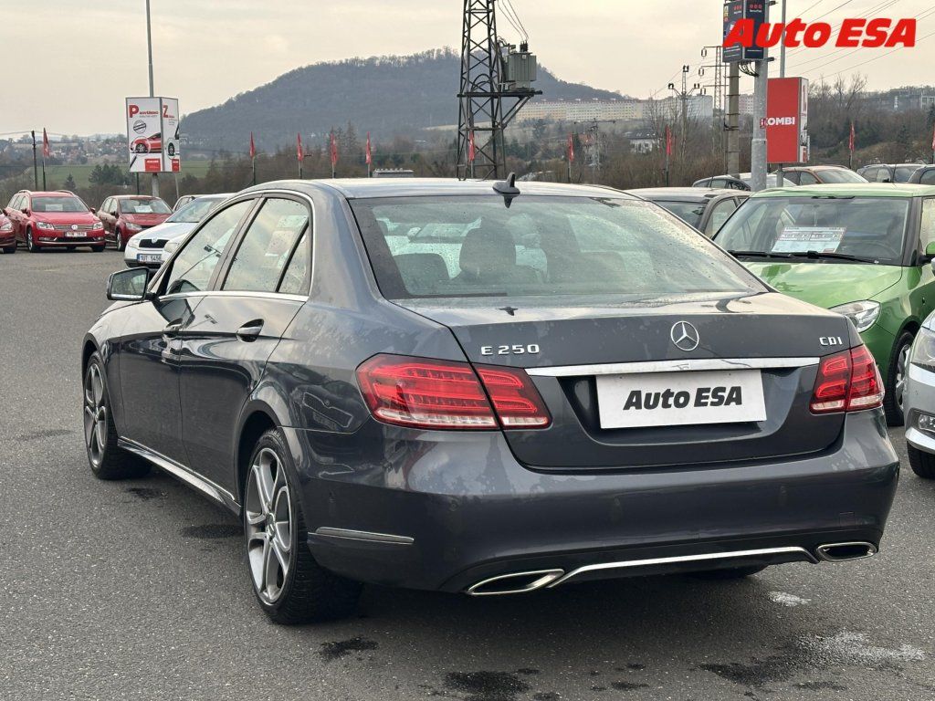 Mercedes-Benz Třídy E, 2.2CDi,AT,navi,LED - fotka 4