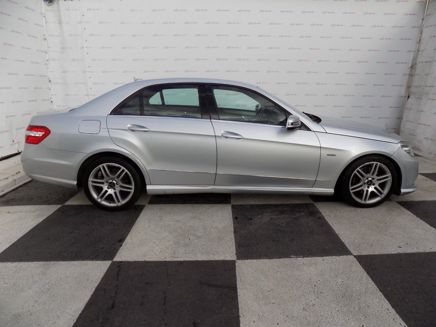 Mercedes-Benz Třídy E, 220d/AMG-Line/AT/LED/bi-xenon/ - fotka 6