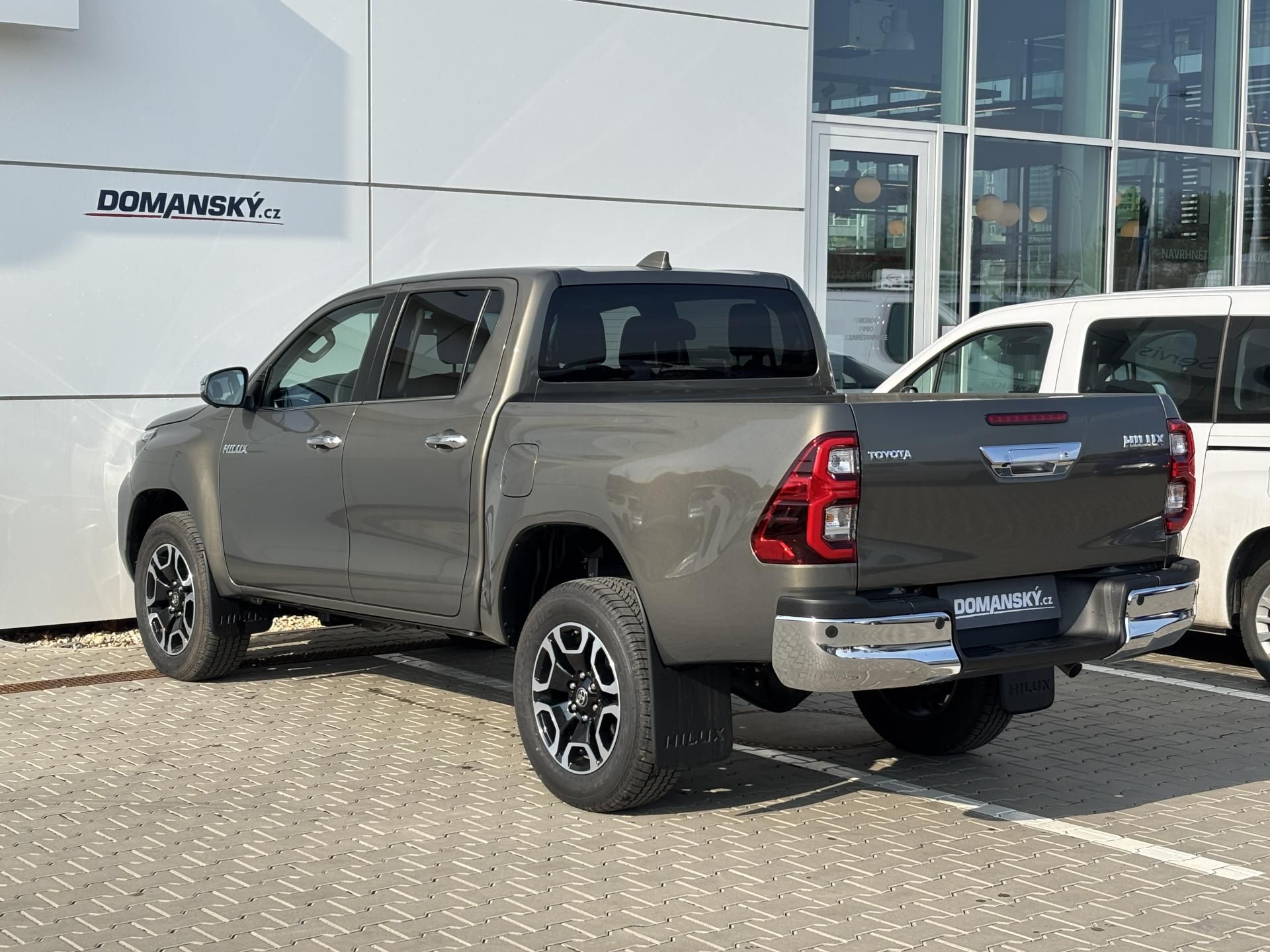 Toyota Hilux, DOUBLE CAB 2,8D Executive 4x4 - fotka 3