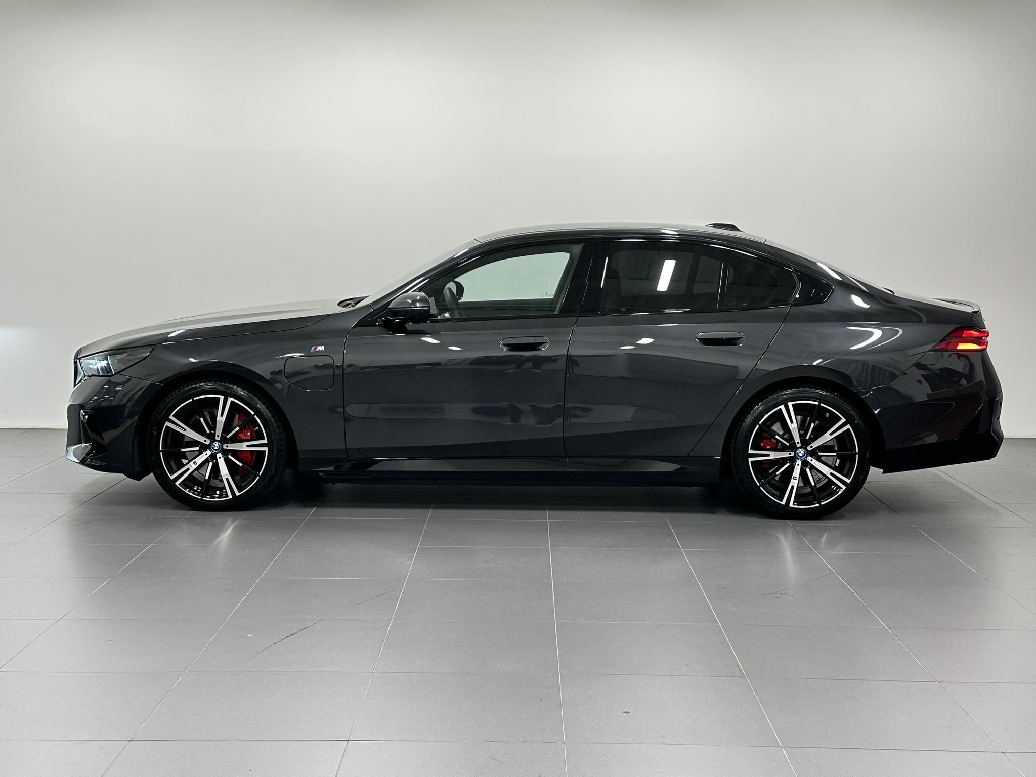 BMW Řada 5, 550e xDrive Sedan - fotka 5