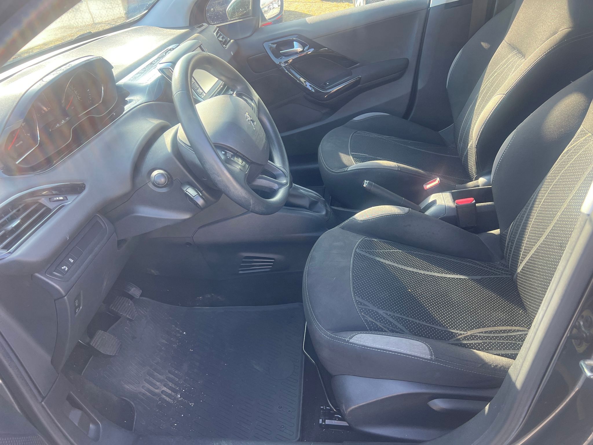 Peugeot 208, 1.2VTI - fotka 4