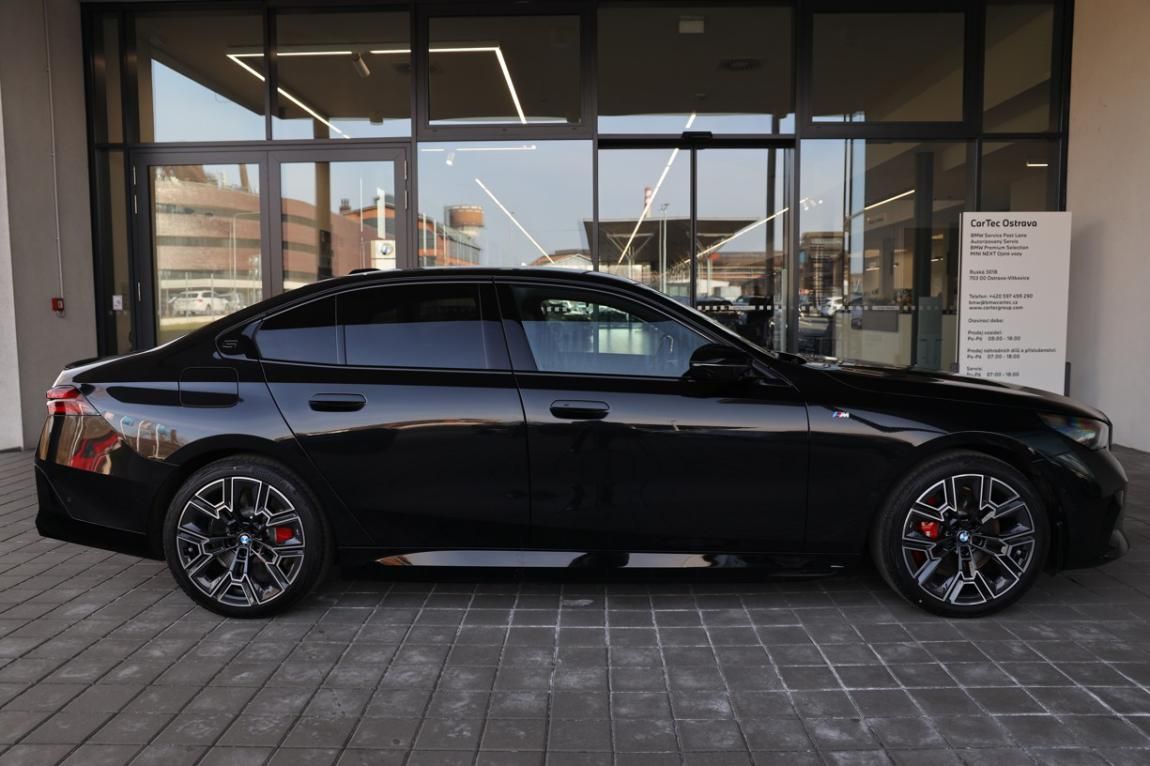 BMW i5, M60 xDrive sedan - fotka 3
