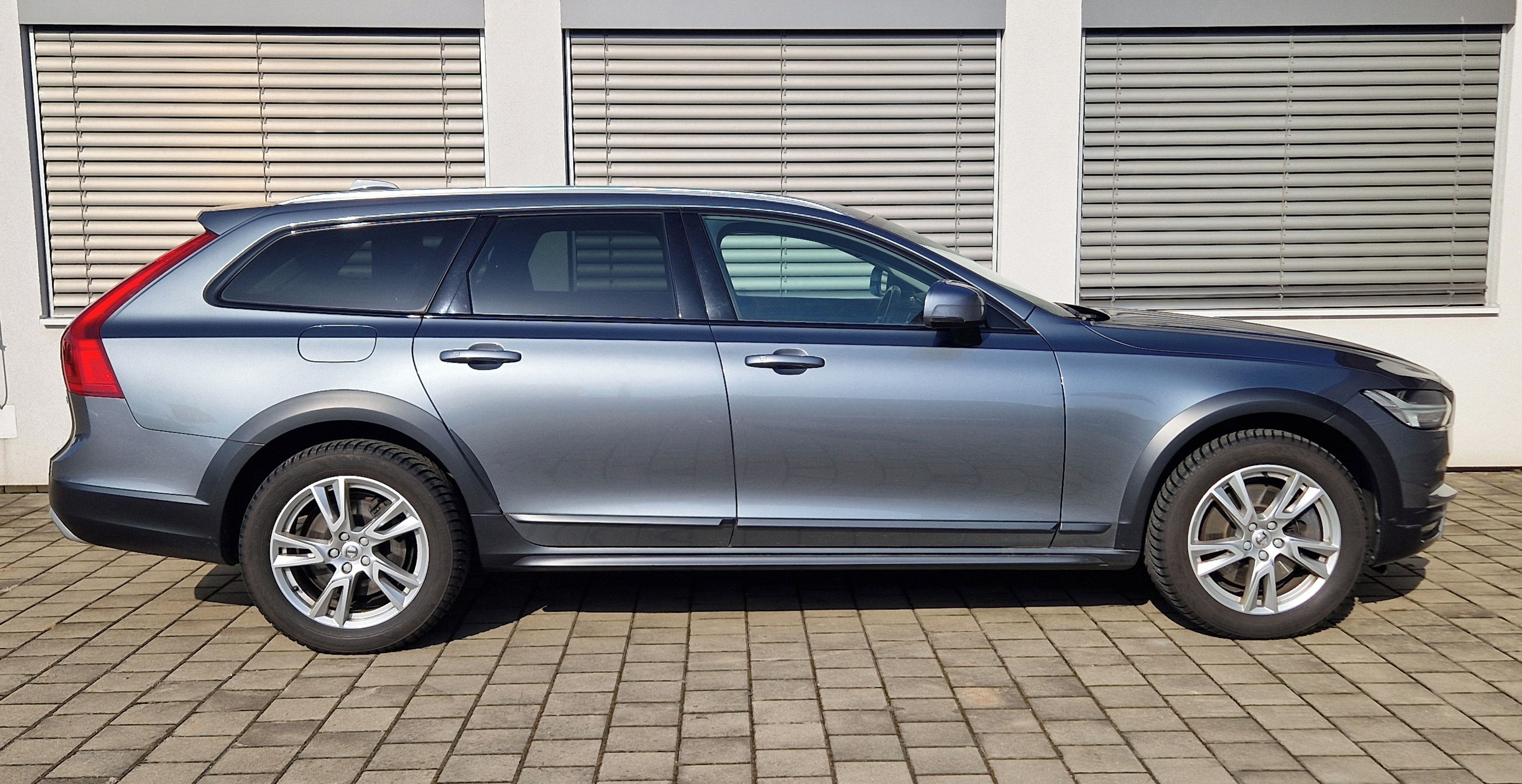 Volvo V90, Cross Country, D4, 140 kW - fotka 4