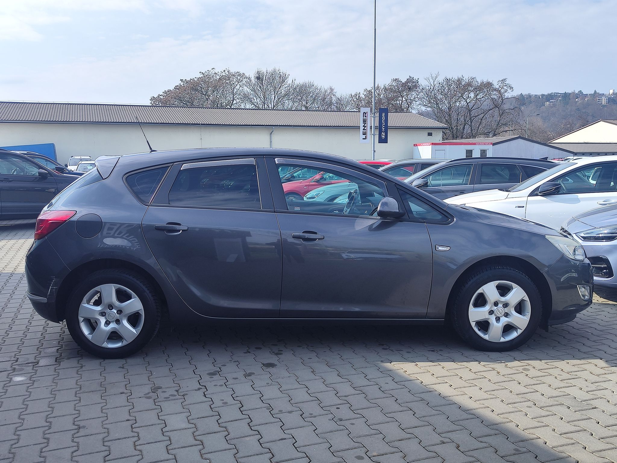 Opel Astra, 1.4i/74kW Enjoy - fotka 4