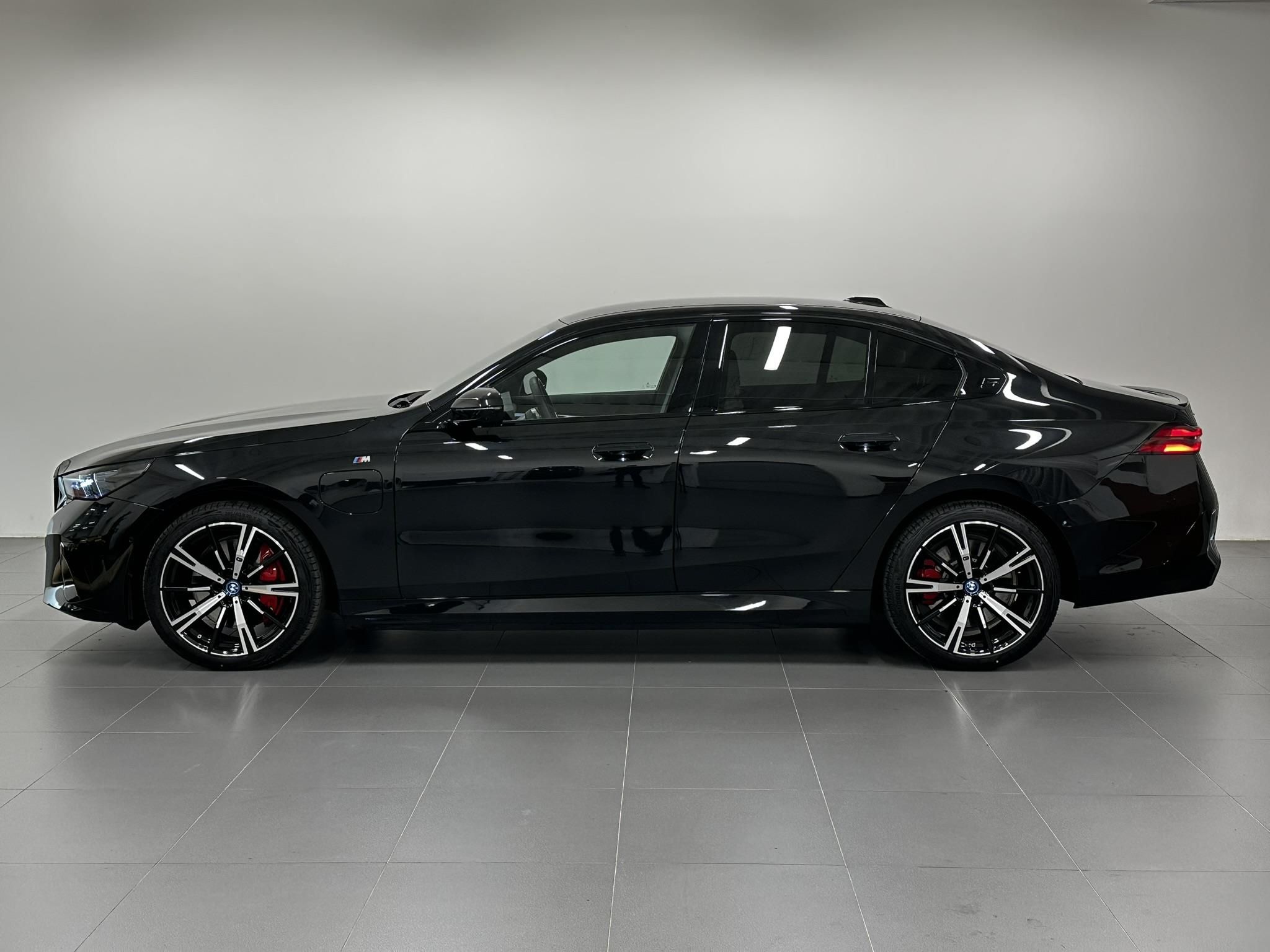 BMW Řada 5, 550e xDrive Sedan - fotka 5