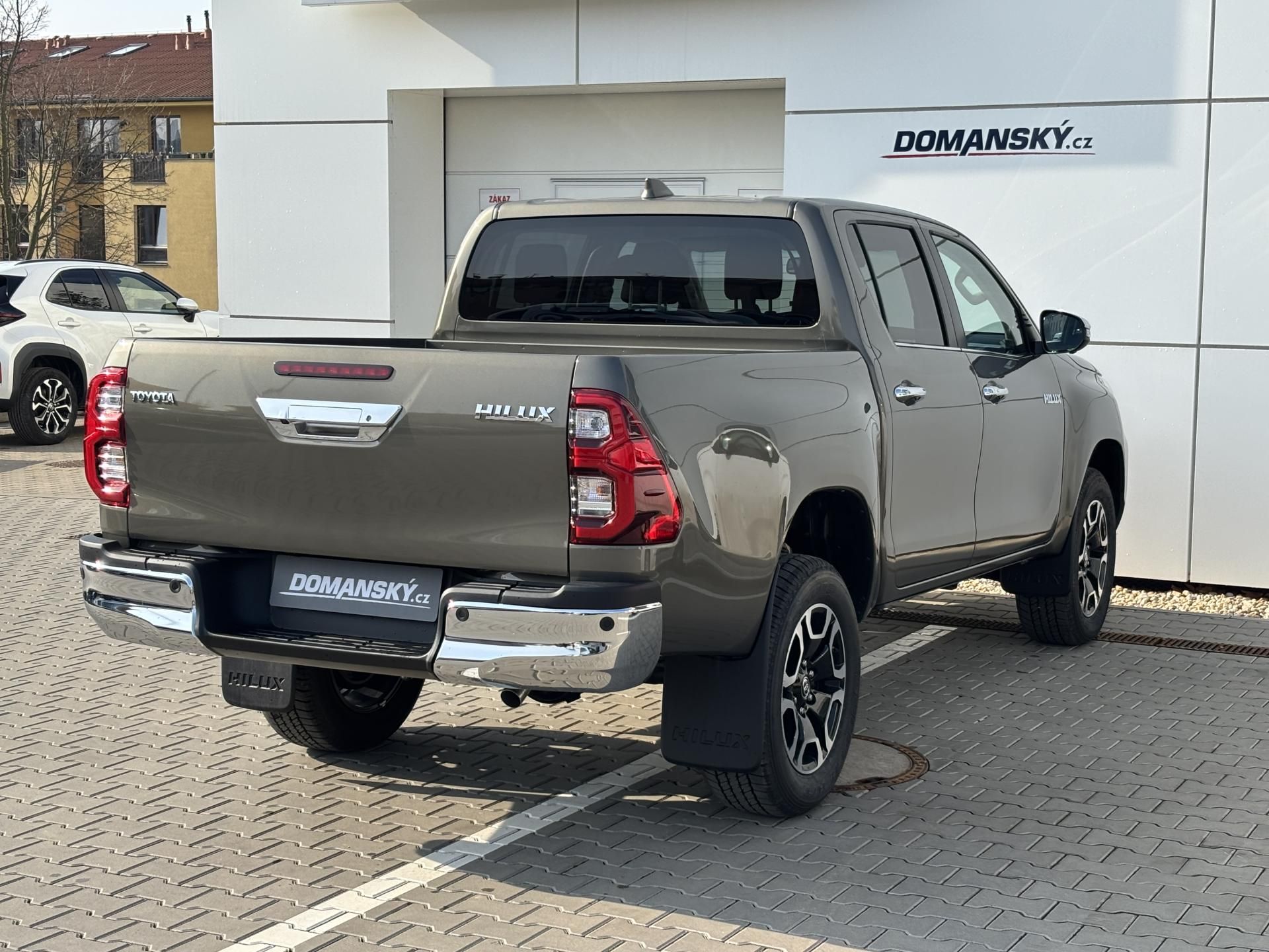 Toyota Hilux, DOUBLE CAB 2,8D Executive 4x4 - fotka 4