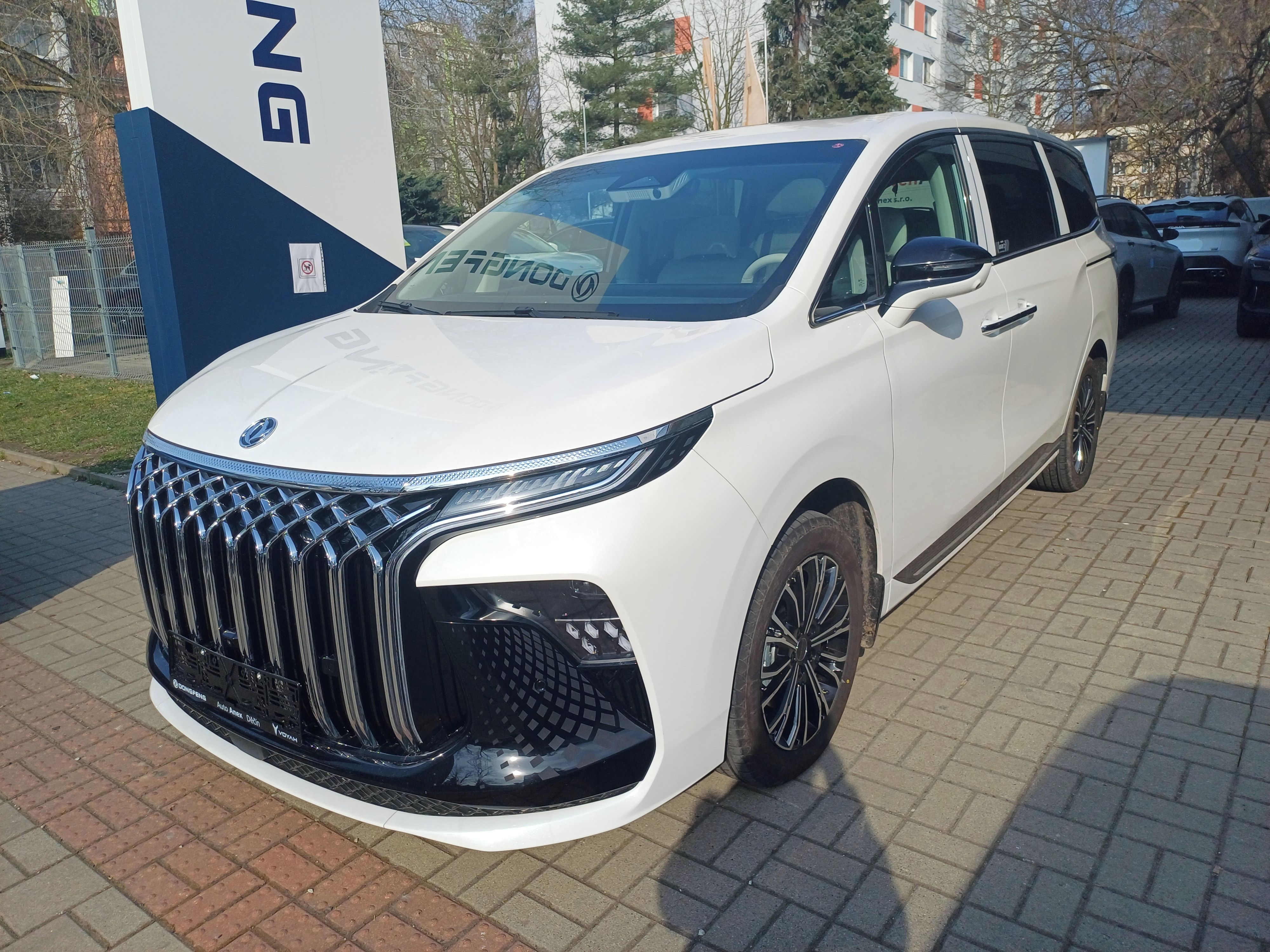 Dongfeng U-Tour, V9 HEV Luxusní MPV