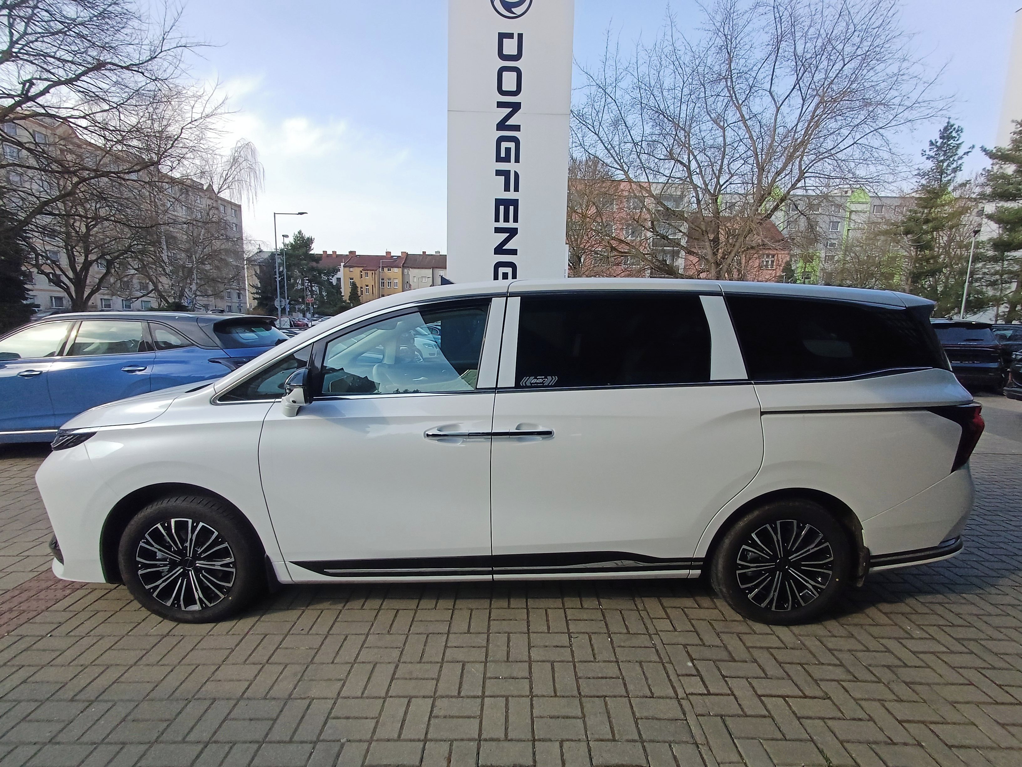 Dongfeng U-Tour, V9 HEV Luxusní MPV - fotka 4