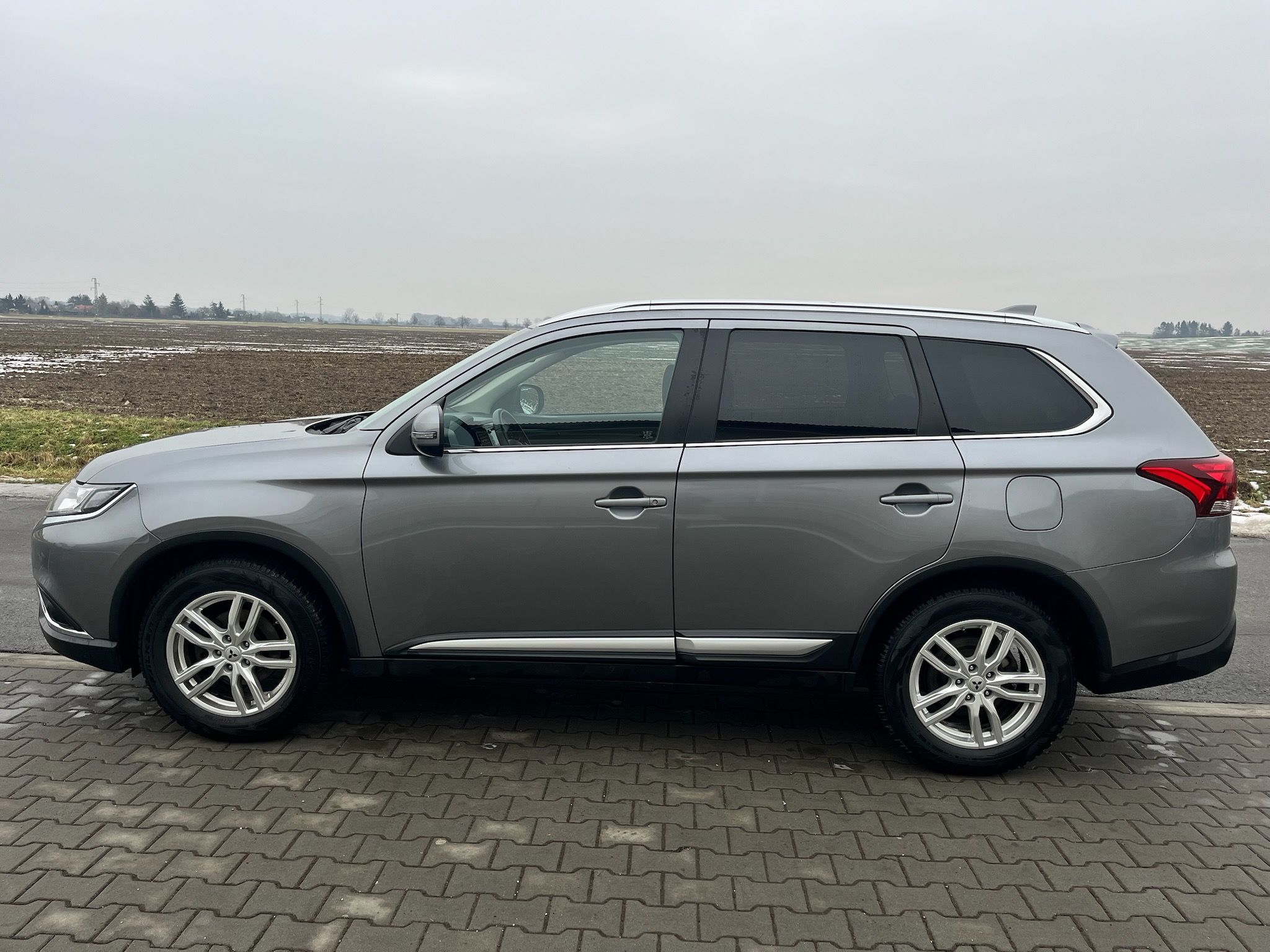 Mitsubishi Outlander, 2,0i benzin 110kw 45000km!!! - fotka 4