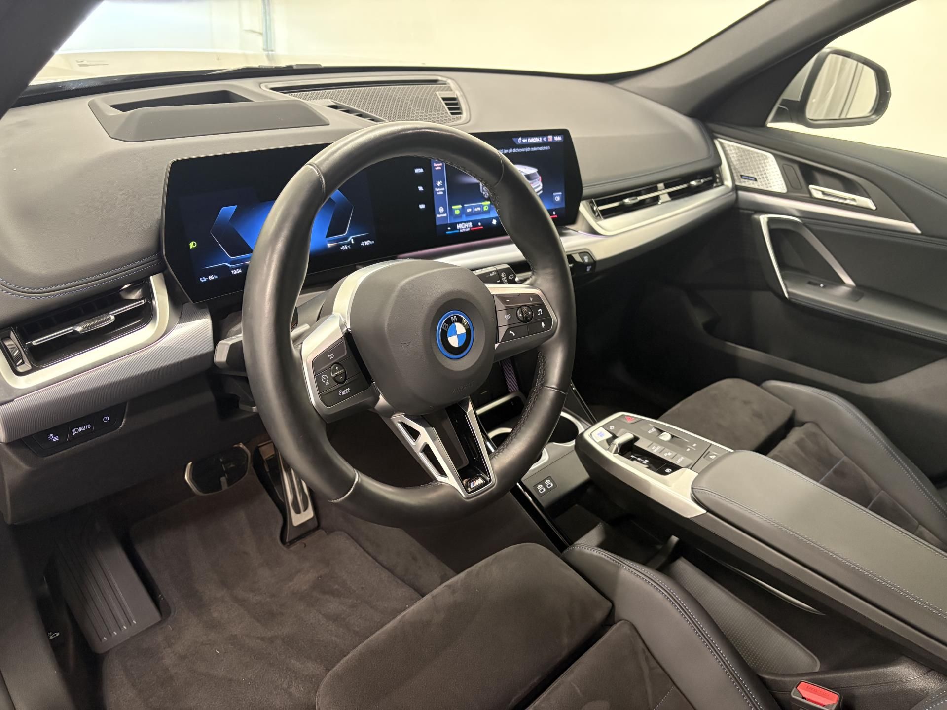 BMW iX1, iX1 xDrive 30 - fotka 6