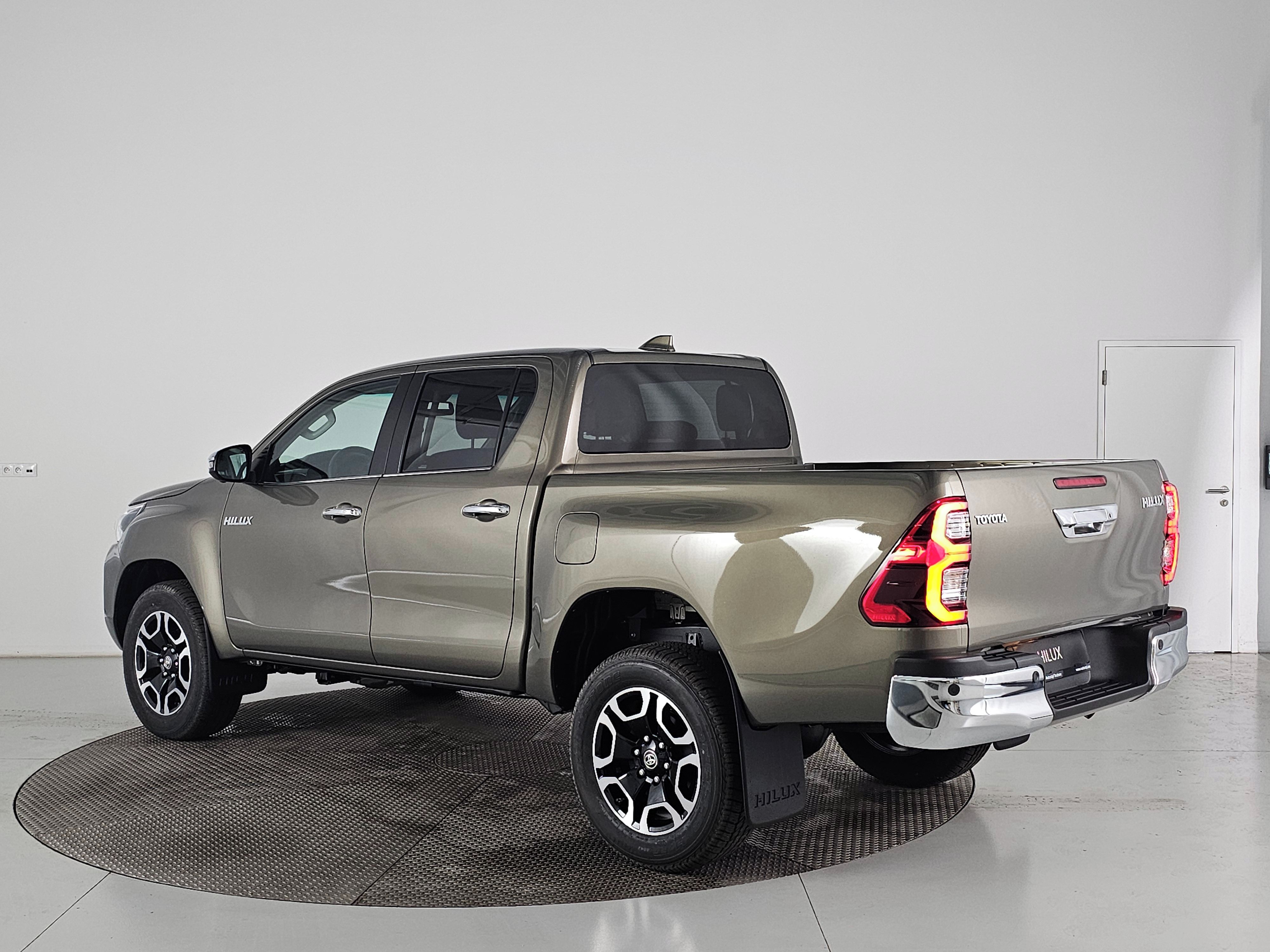 Toyota Hilux, DoubleCab 2.8D 6AT Executive - fotka 6