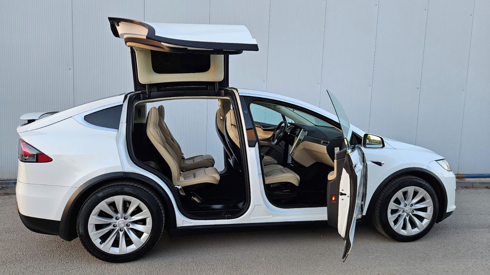 Tesla Model X, NABÍJENÍ ZDARMA  !!! - fotka 4