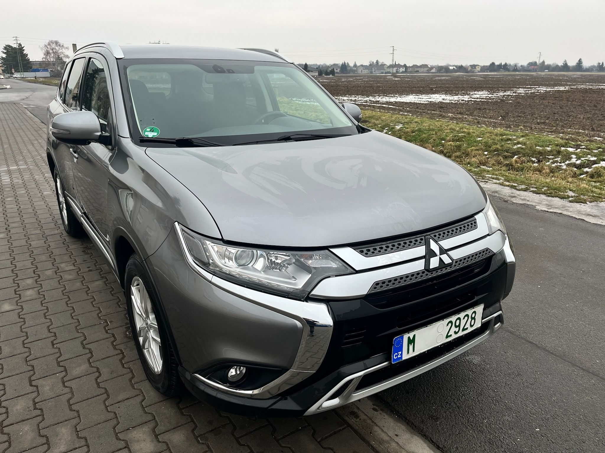Mitsubishi Outlander, 2,0i benzin 110kw 45000km!!! - fotka 5