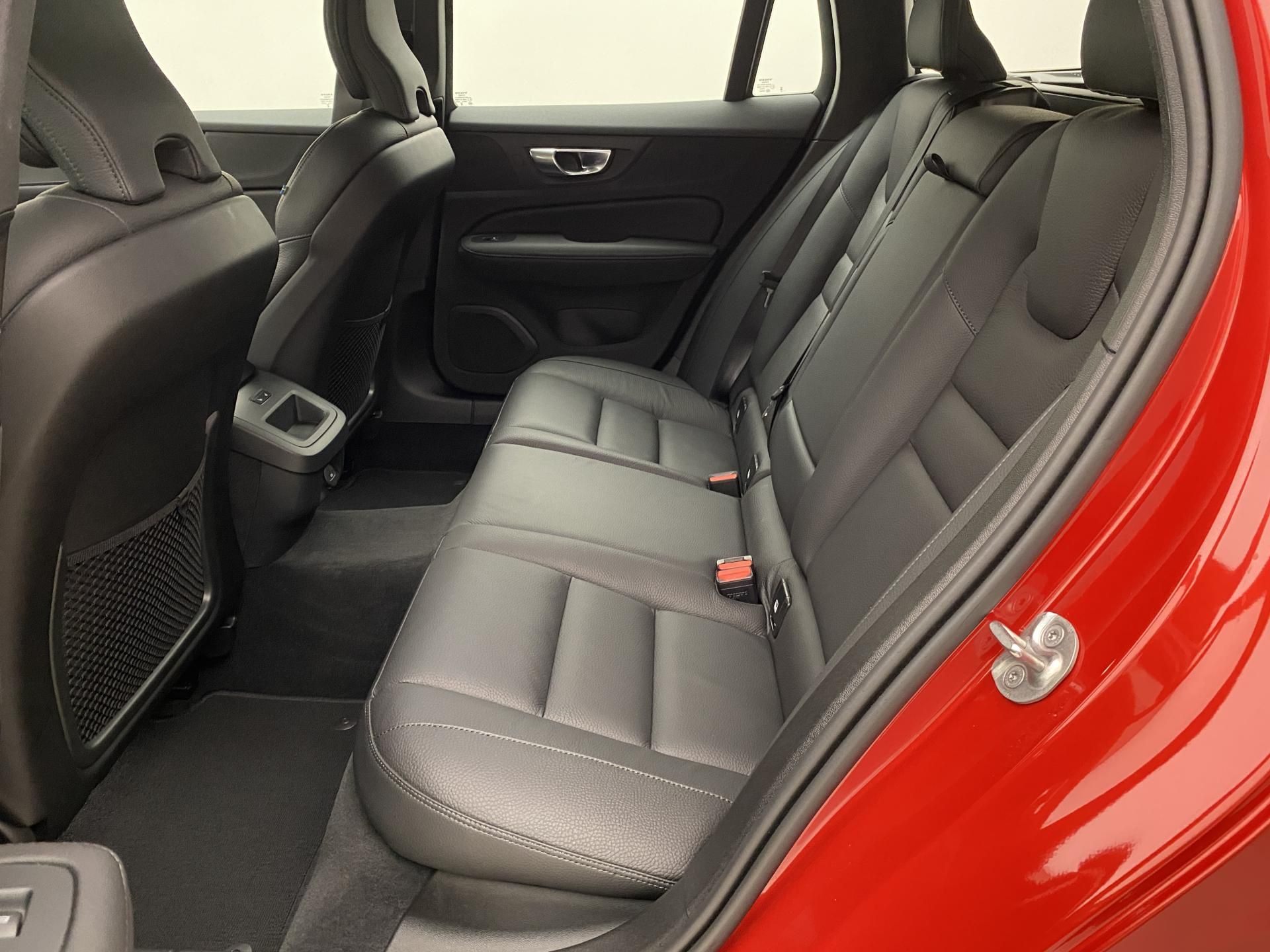 Volvo V60, B4 DARK PLUS AUT CZ - fotka 4