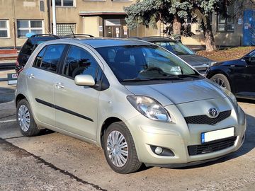1.0 VVT-i skvělý stav, 2× kola