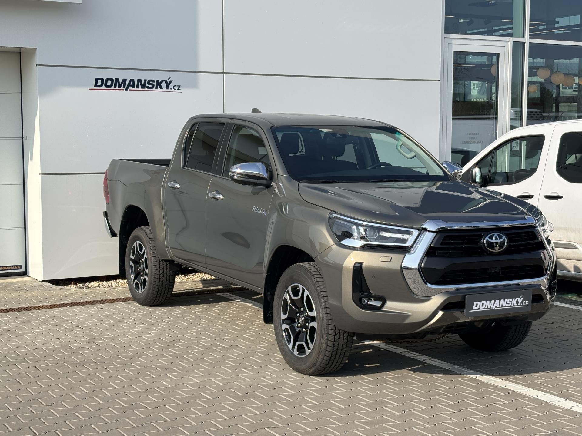 Toyota Hilux, DOUBLE CAB 2,8D Executive 4x4 - fotka 2