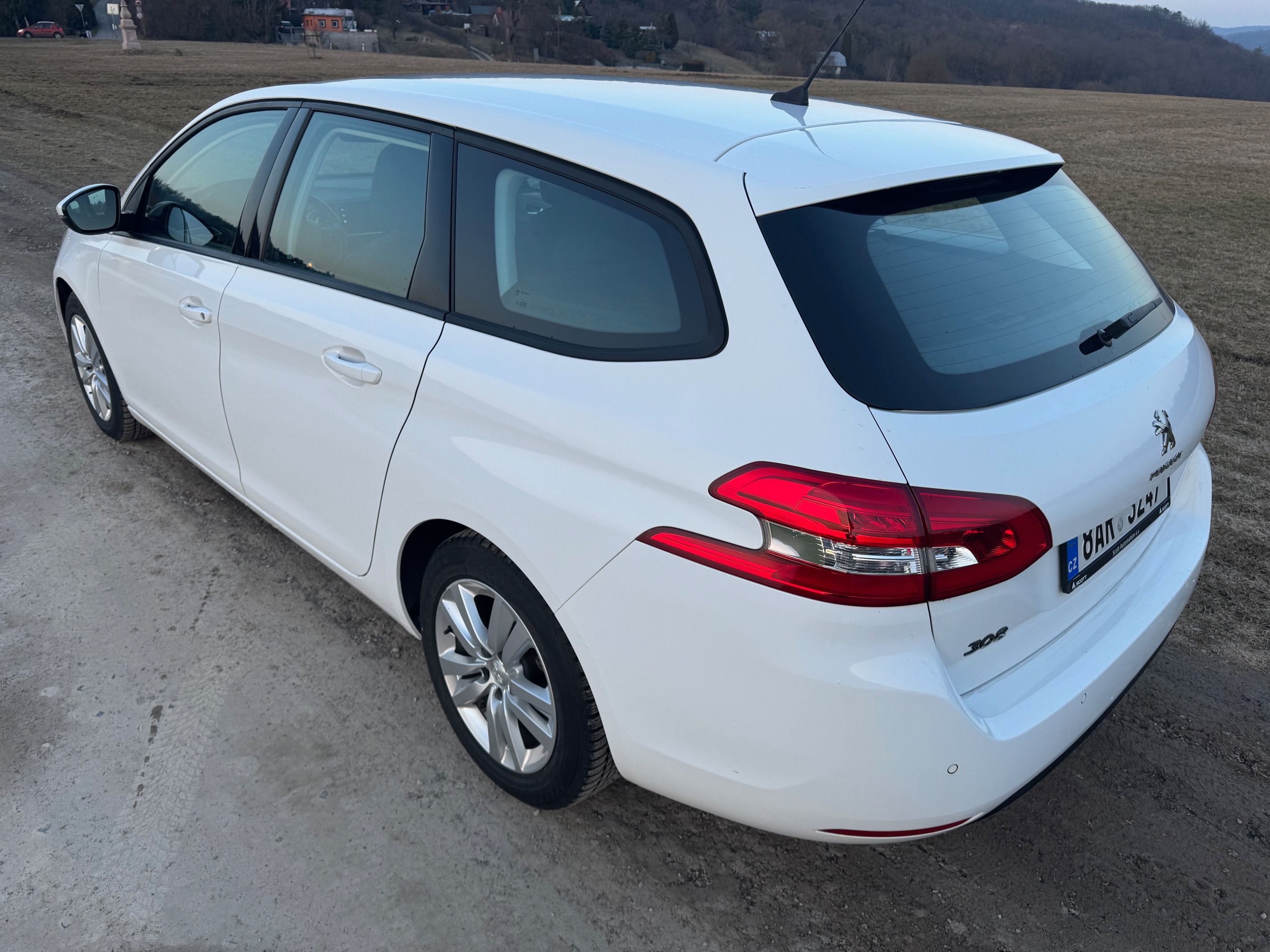 Peugeot 308, SW 1.5BlueHDI 96kW NAVI ČR - fotka 4
