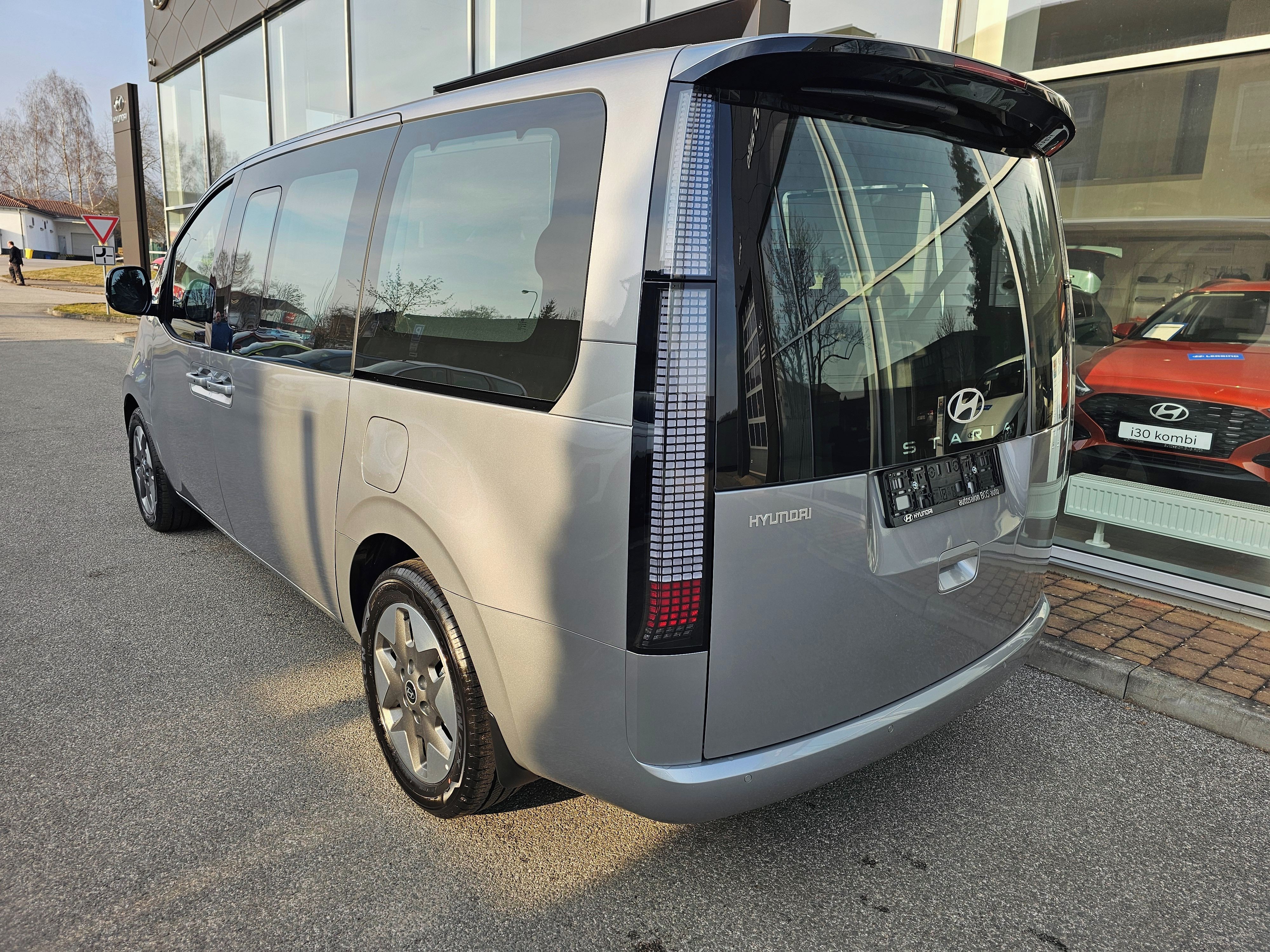 Hyundai Staria, 1,6T Hybrid 6-AT STYLE - fotka 2