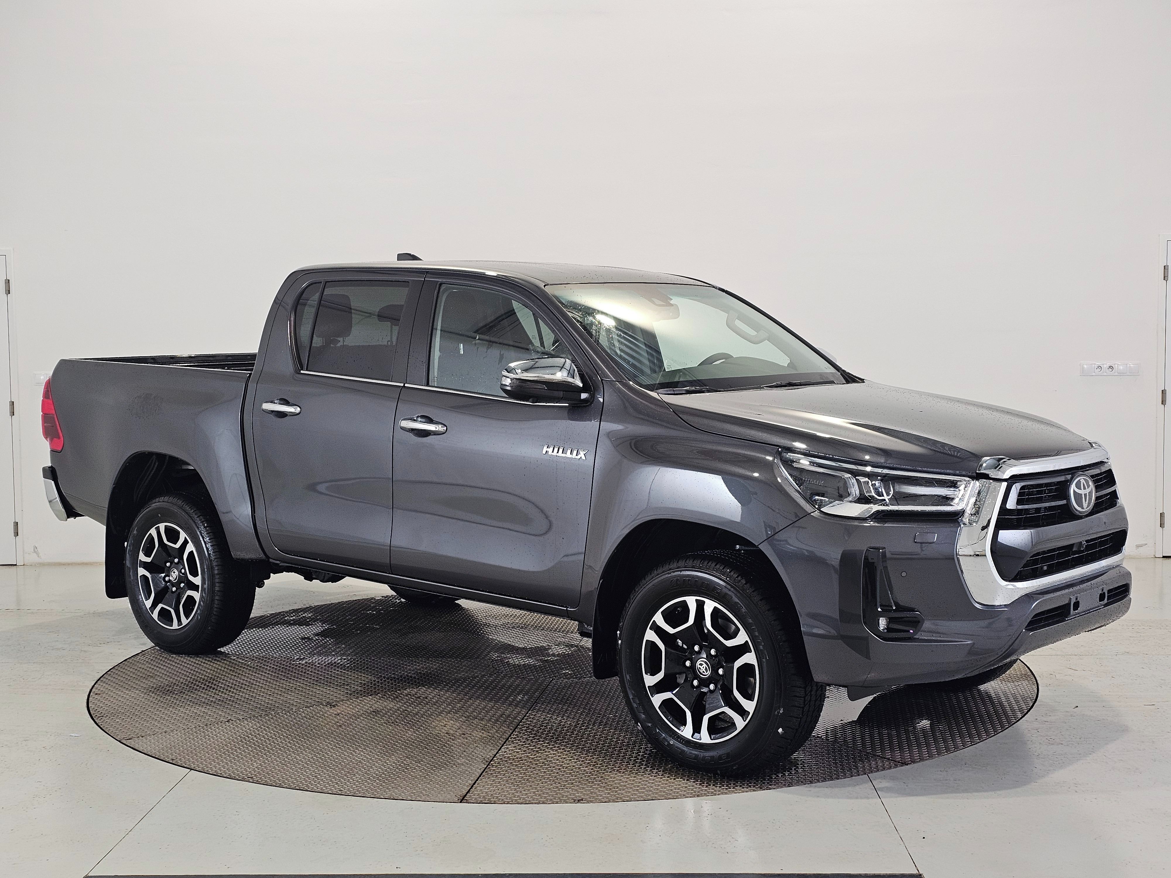 Toyota Hilux, DoubleCab 2.8D 6AT Executive - fotka 2