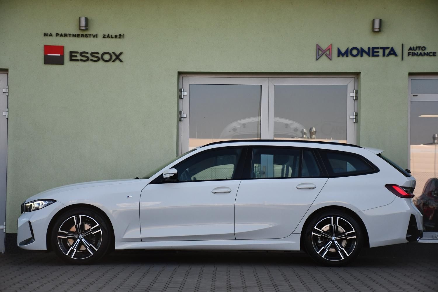 BMW Řada 3, 320d xDrive M-SPORT ČR 1.M - fotka 2
