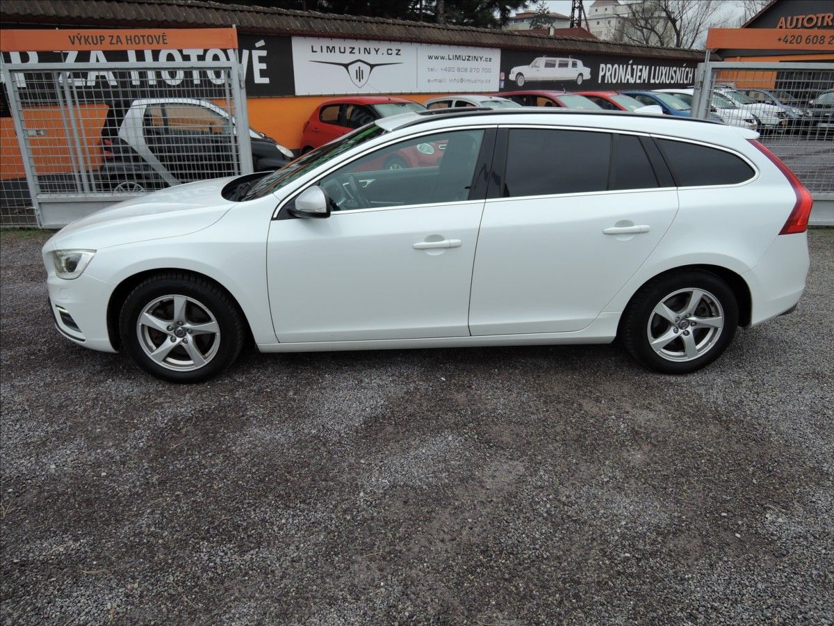 Volvo V60, 2,0 D4 R-design - fotka 4