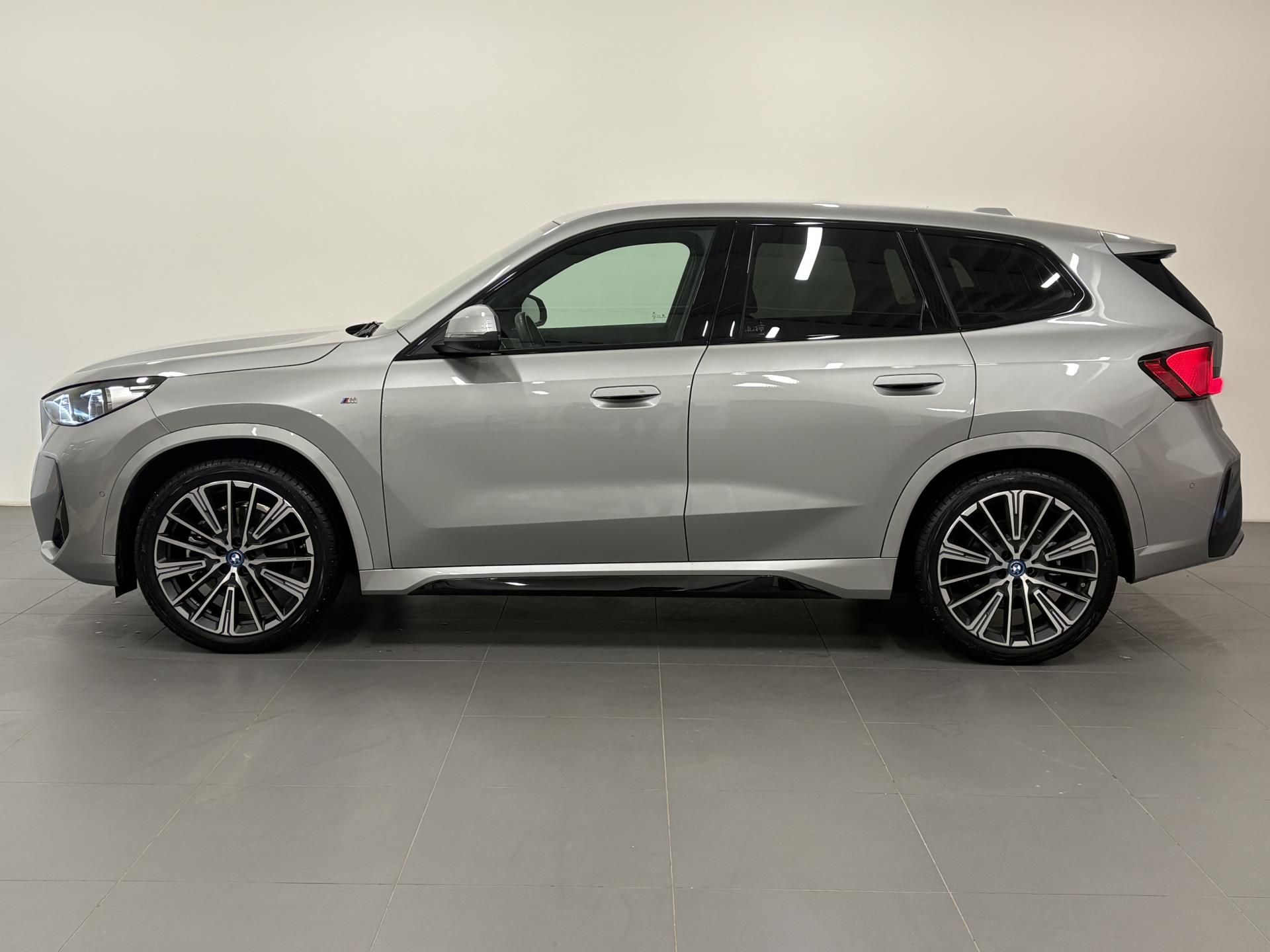 BMW iX1, iX1 xDrive 30 - fotka 2