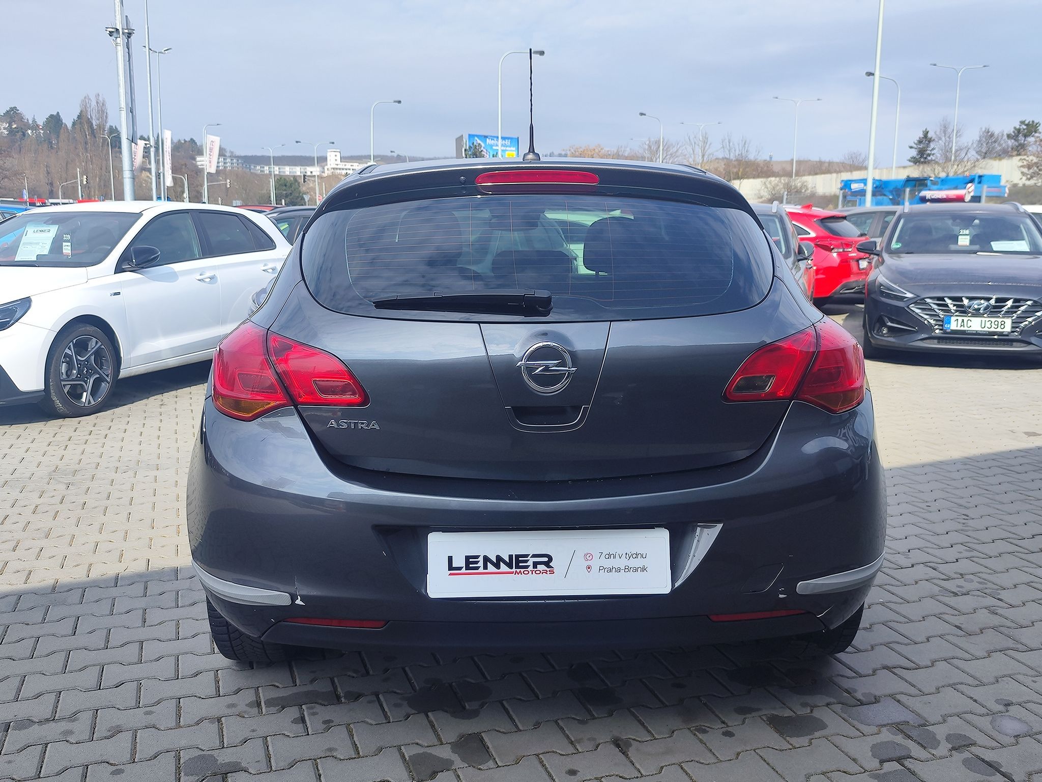 Opel Astra, 1.4i/74kW Enjoy - fotka 6