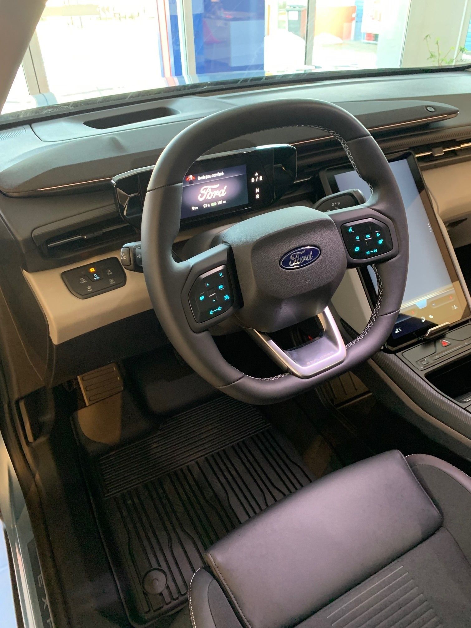 Ford Explorer, Elektrický Ford Explorer 77kW - fotka 5