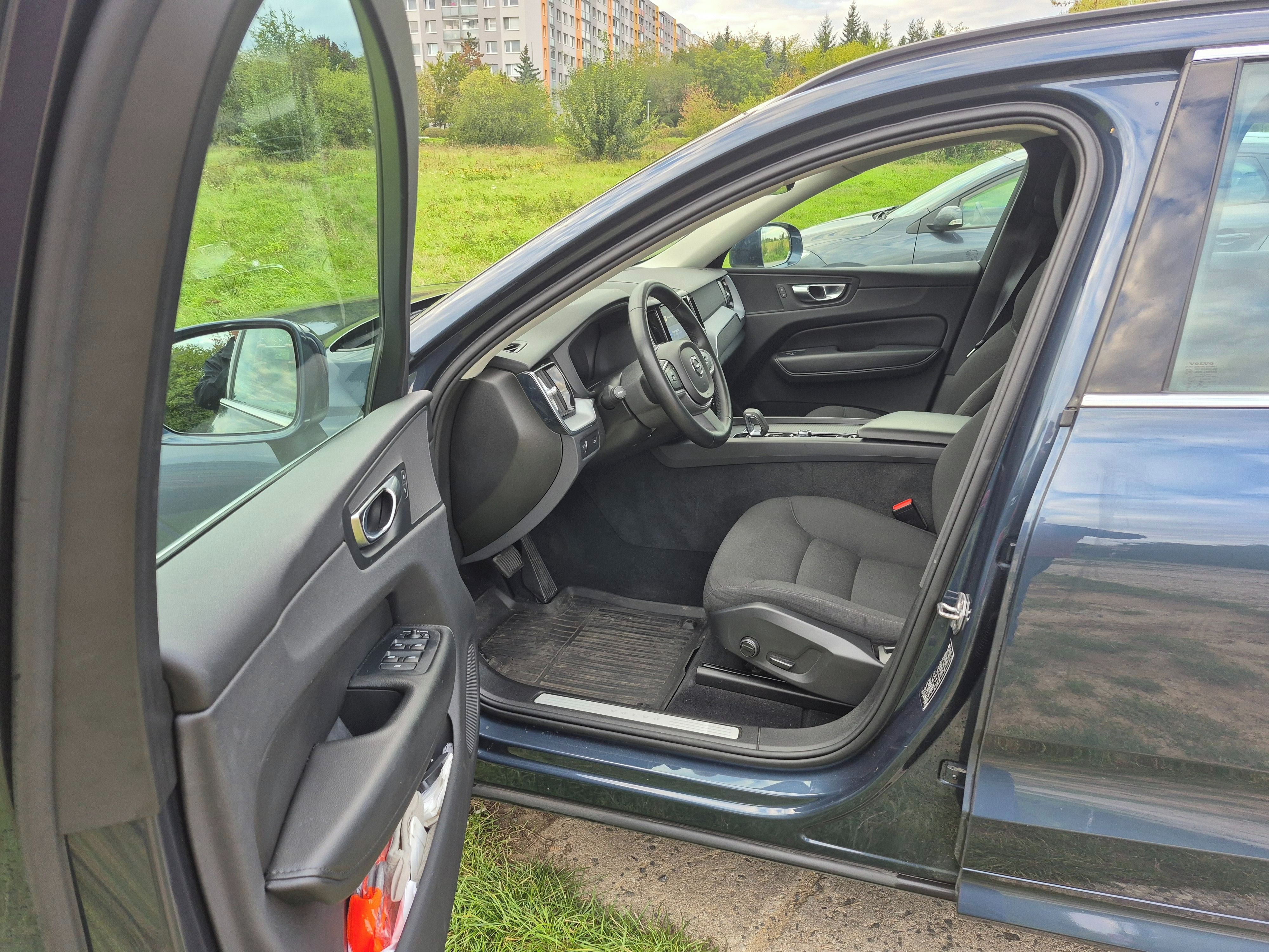 Volvo XC60, B4 AWD MOMENTUM AUT CZ nebour. - fotka 6