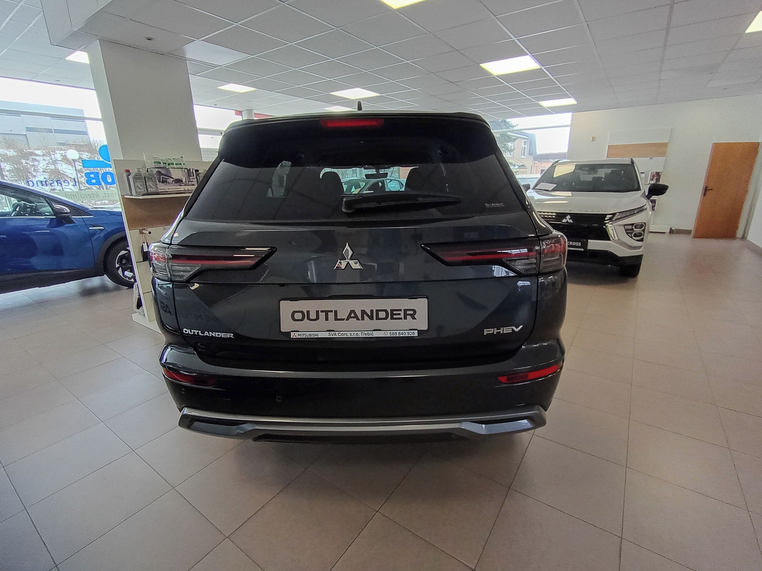 Mitsubishi Outlander, PHEV 2,4 INTENSE 225KW AUTOMAT - fotka 6
