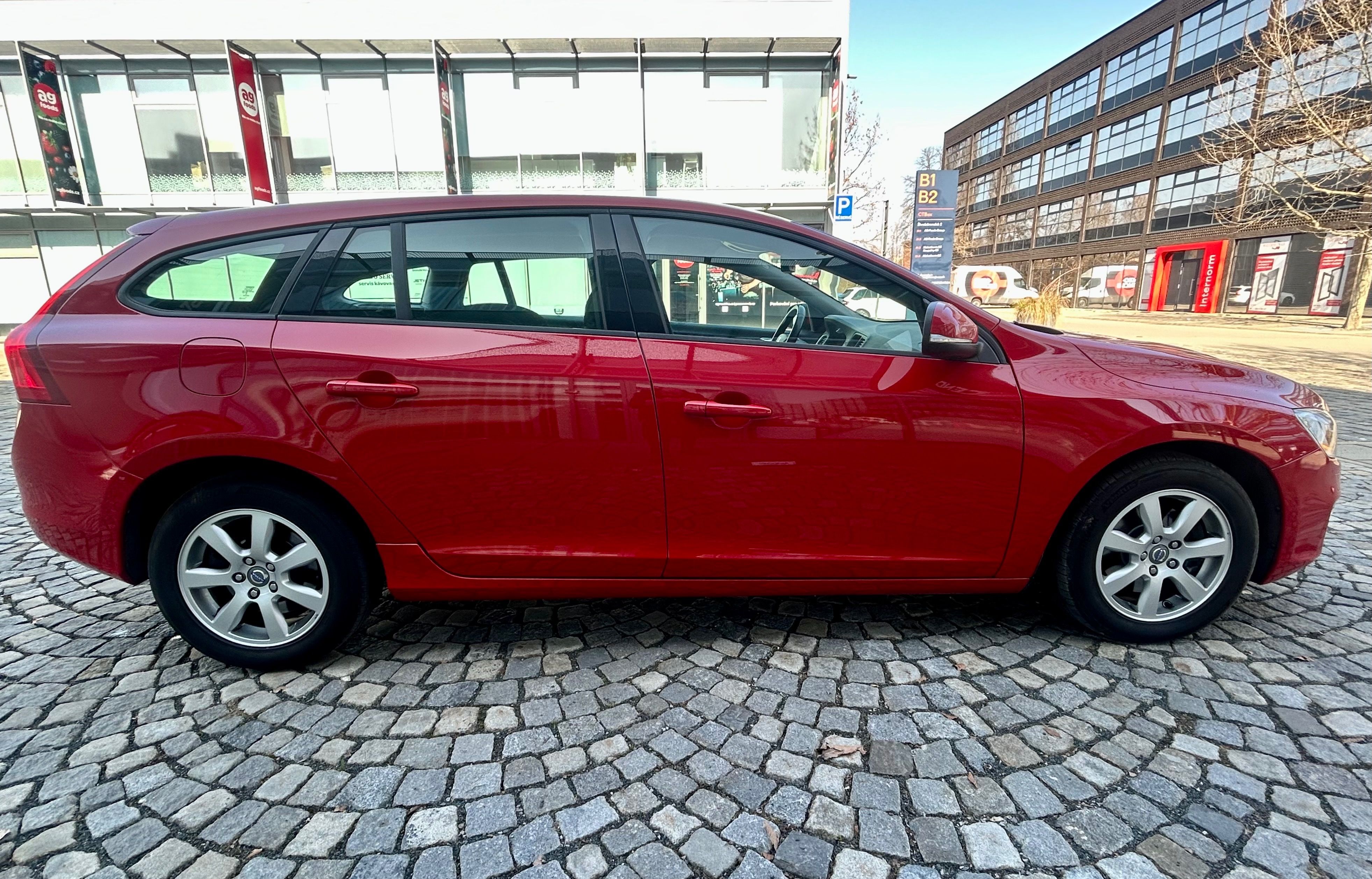 Volvo V60, 2.0D4 120KW 5VÁLEC- XENON-NAVI - fotka 4