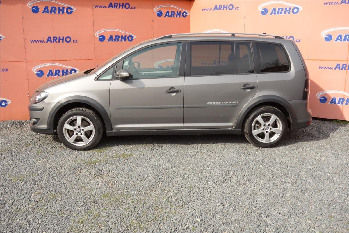 Volkswagen Touran, 2,0 TDi,SERV.KN.,CROSS,7 MÍST. - fotka 4
