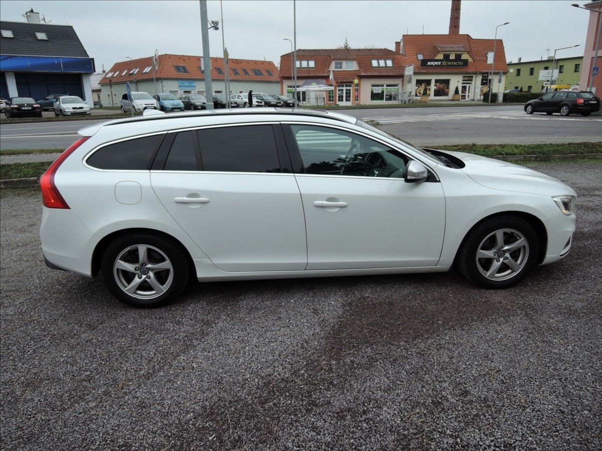 Volvo V60, 2,0 D4 R-design - fotka 5
