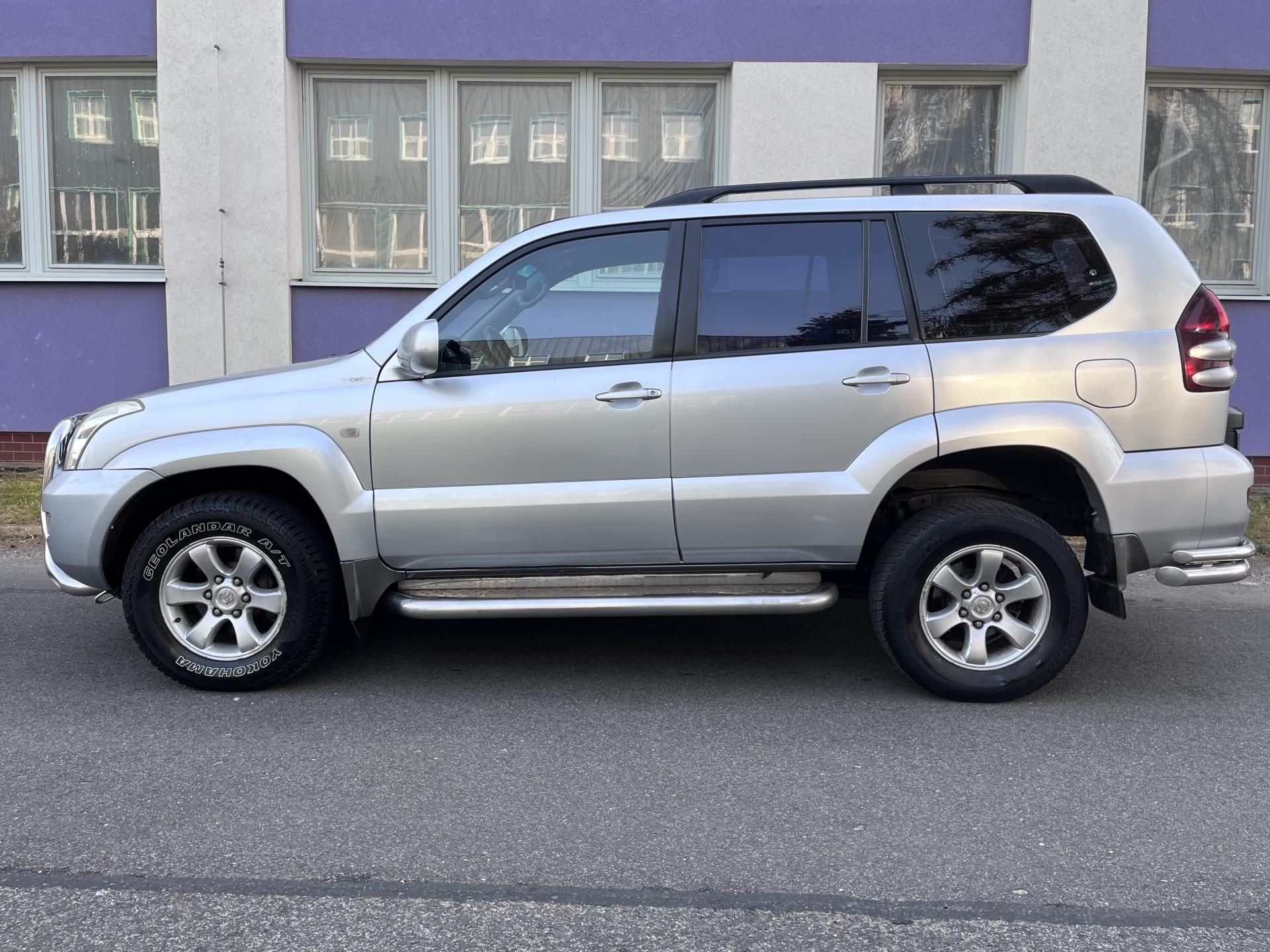 Toyota Land Cruiser, 120 3,0D 4WD/automat 8-místný - fotka 2