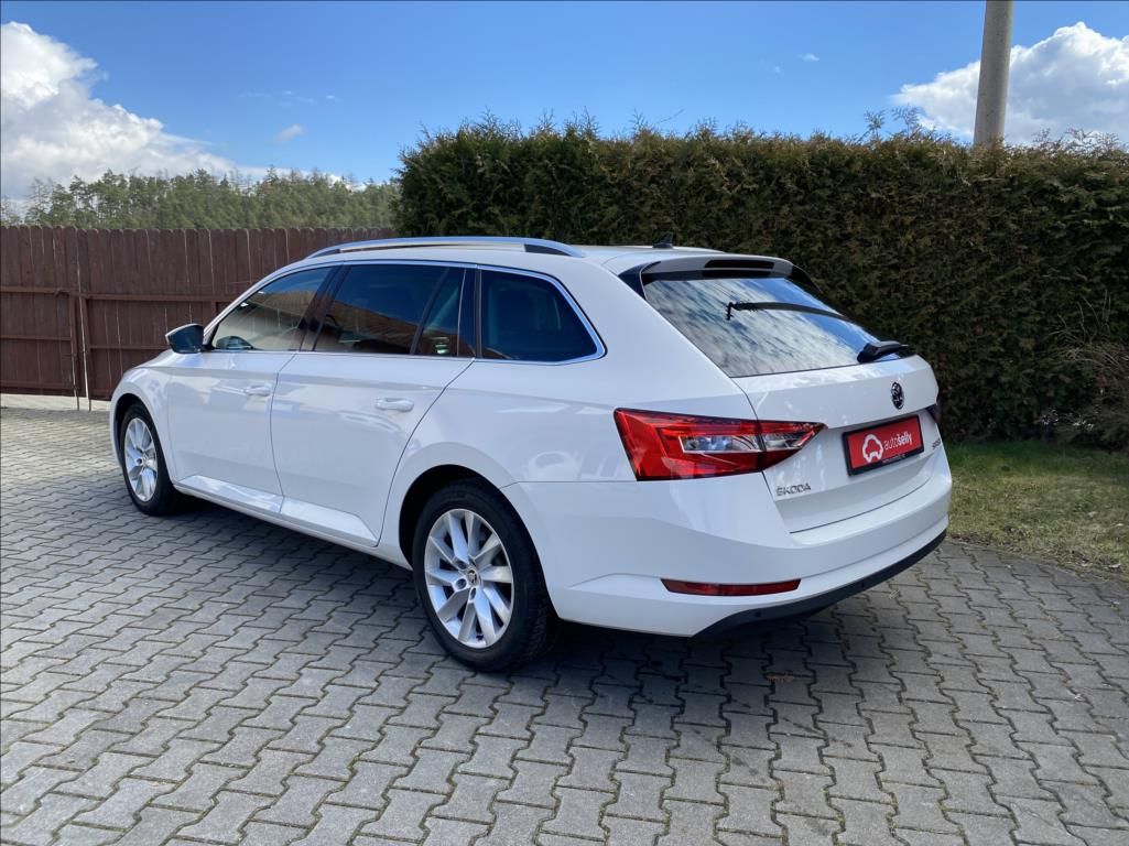 Škoda Superb, 2,0 TDi  Executive / DSG / NAV - fotka 3