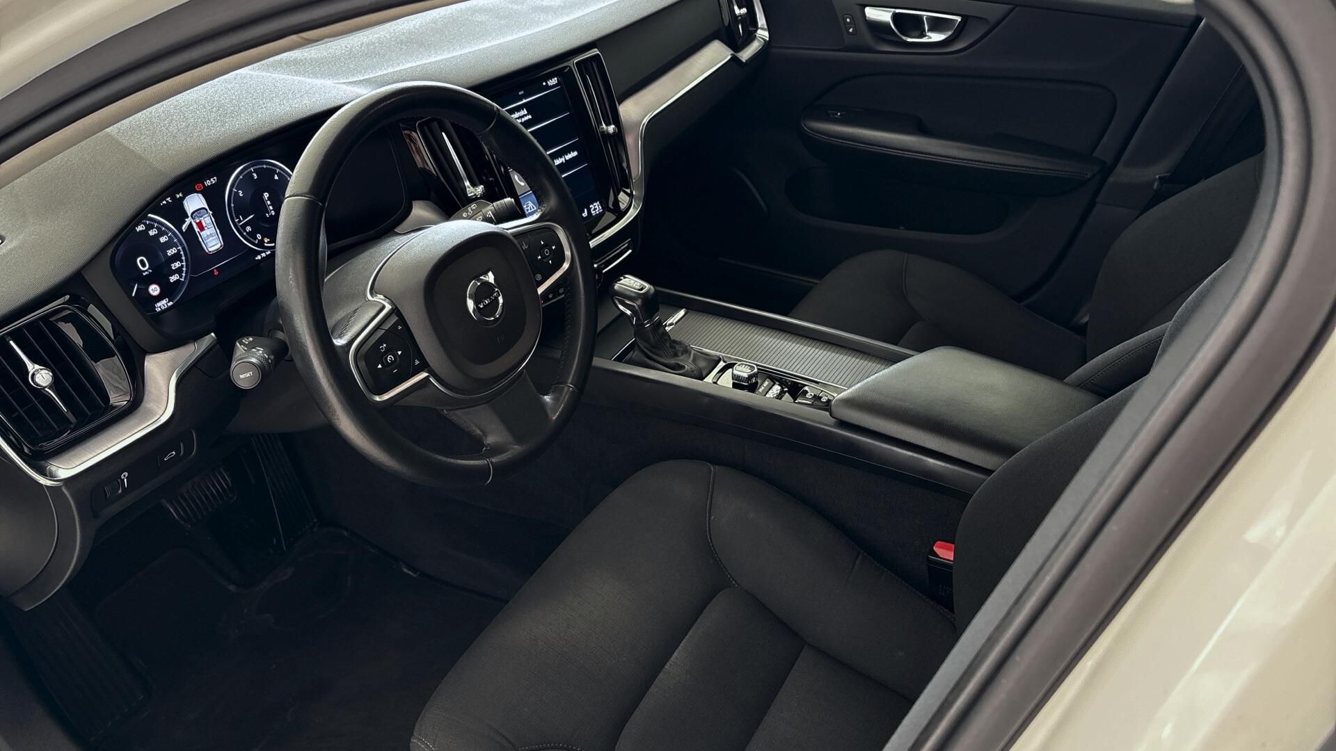 Volvo V60, 2.0 D4 MOMENTUM + EL. TAŽNÉ - fotka 6
