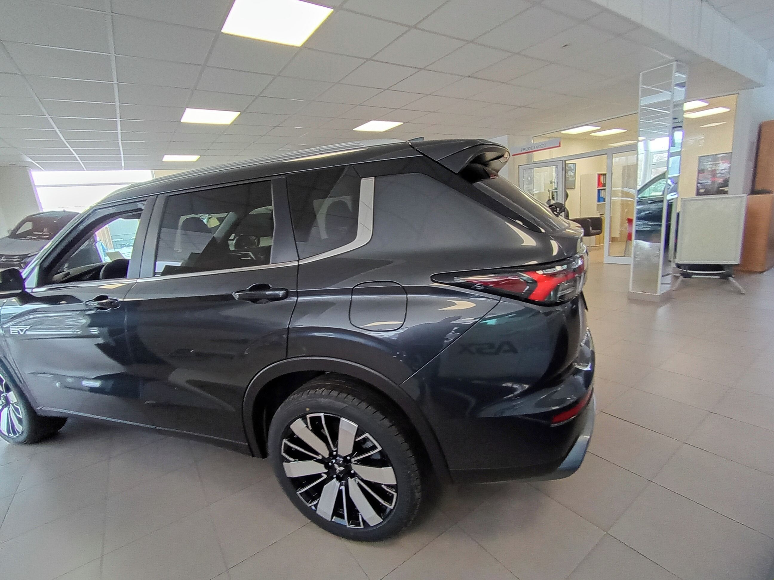 Mitsubishi Outlander, PHEV 2,4 INTENSE 225KW AUTOMAT - fotka 4