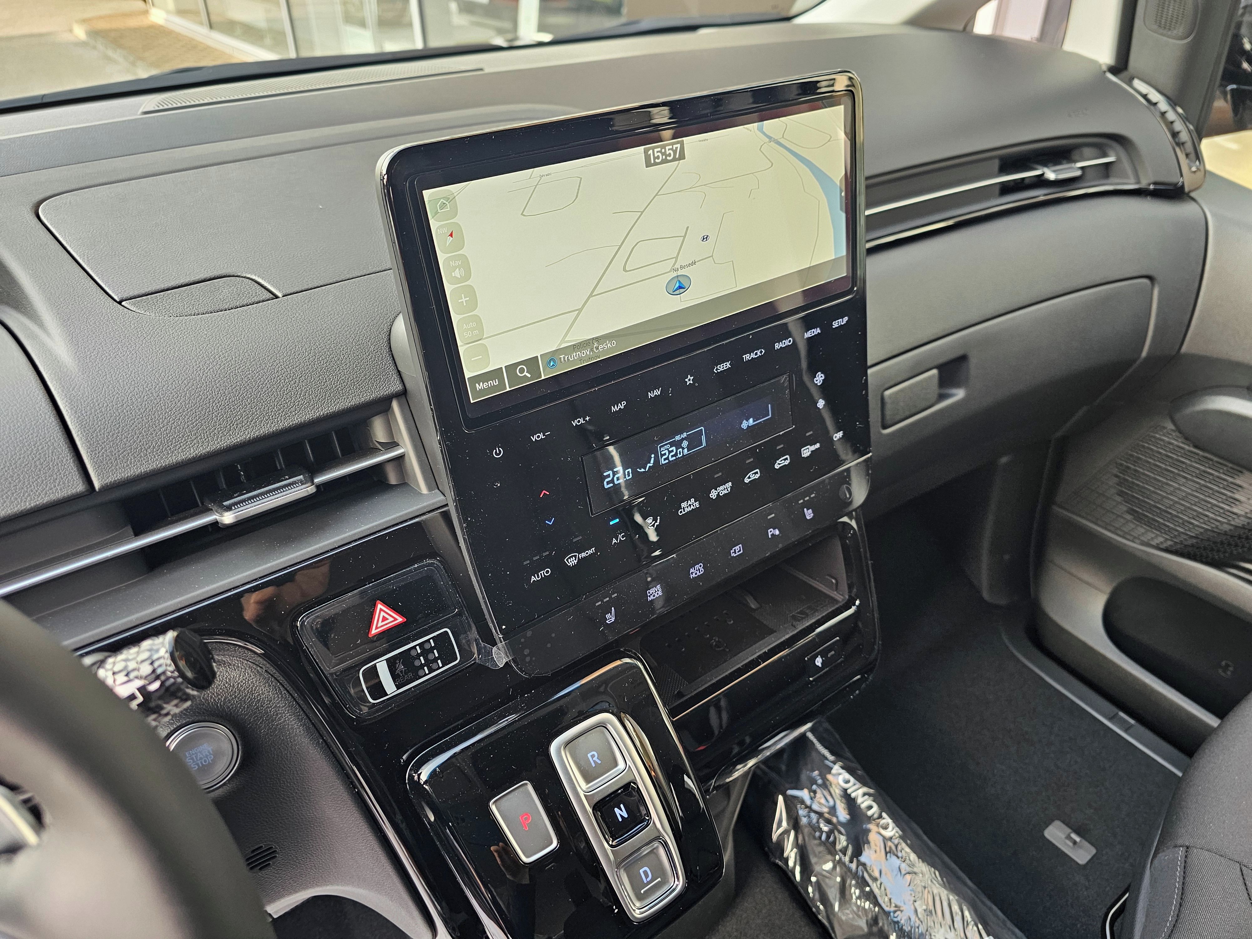 Hyundai Staria, 1,6T Hybrid 6-AT STYLE - fotka 6