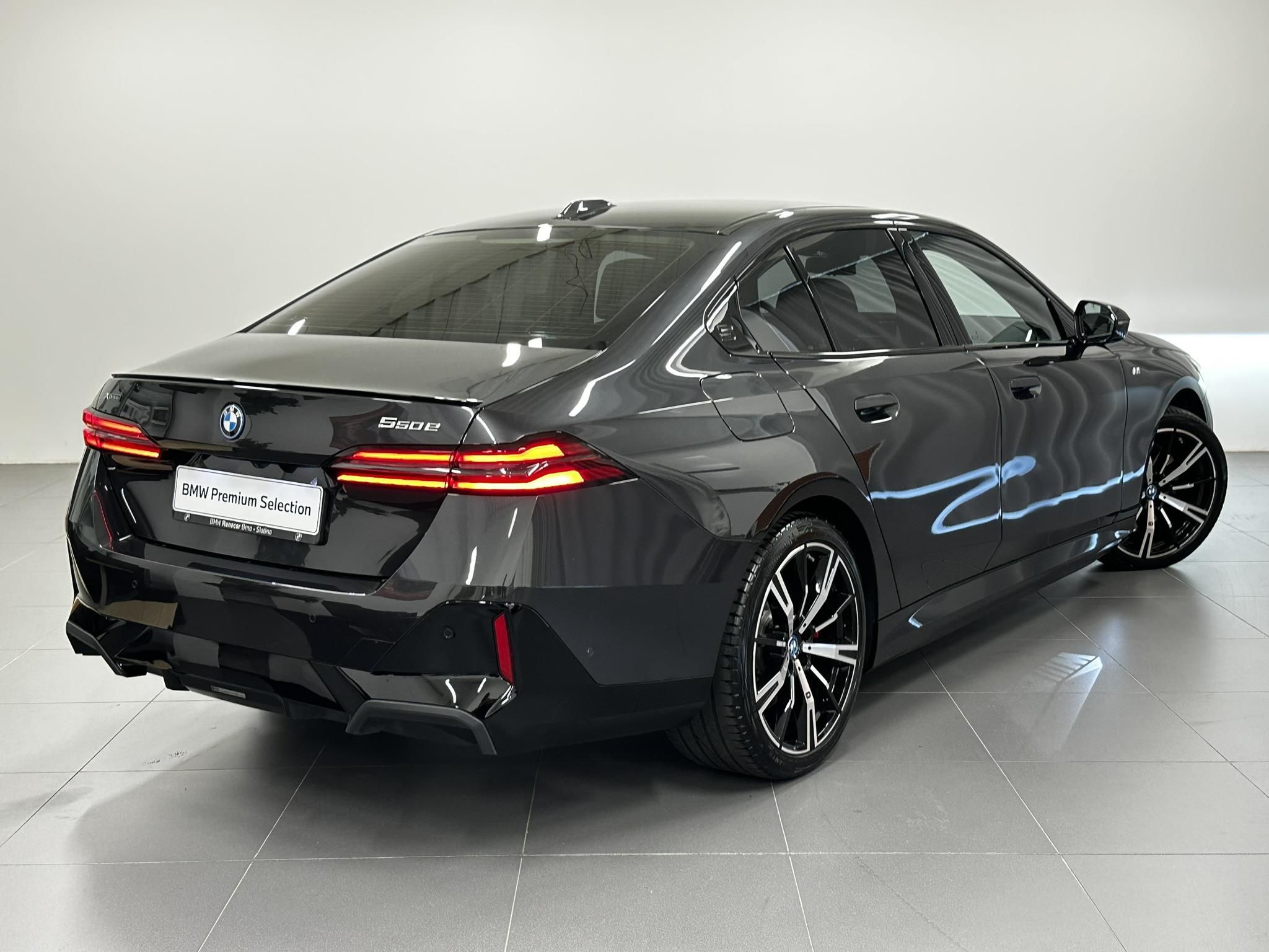 BMW Řada 5, 550e xDrive Sedan - fotka 3