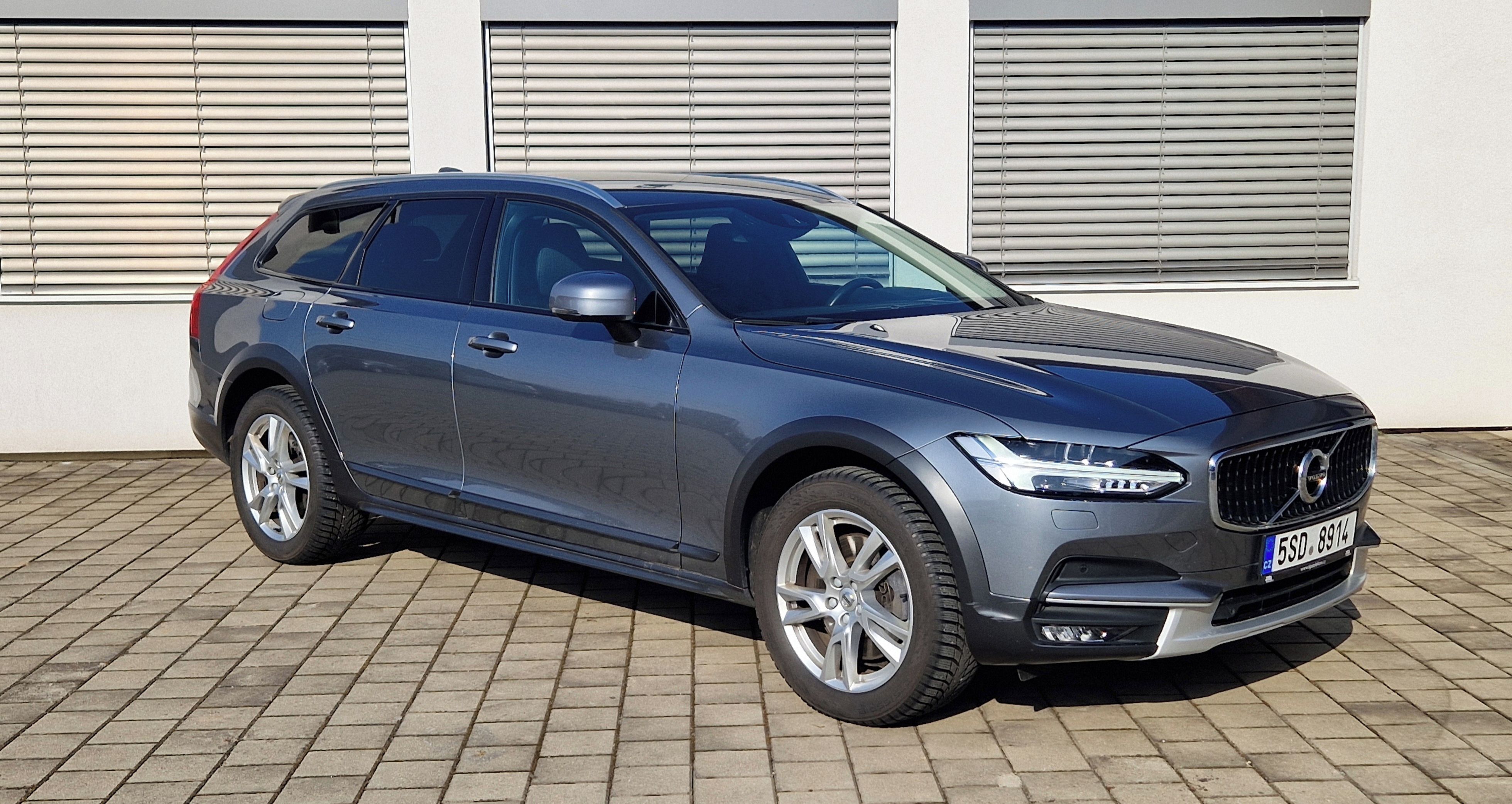 Volvo V90, Cross Country, D4, 140 kW - fotka 3