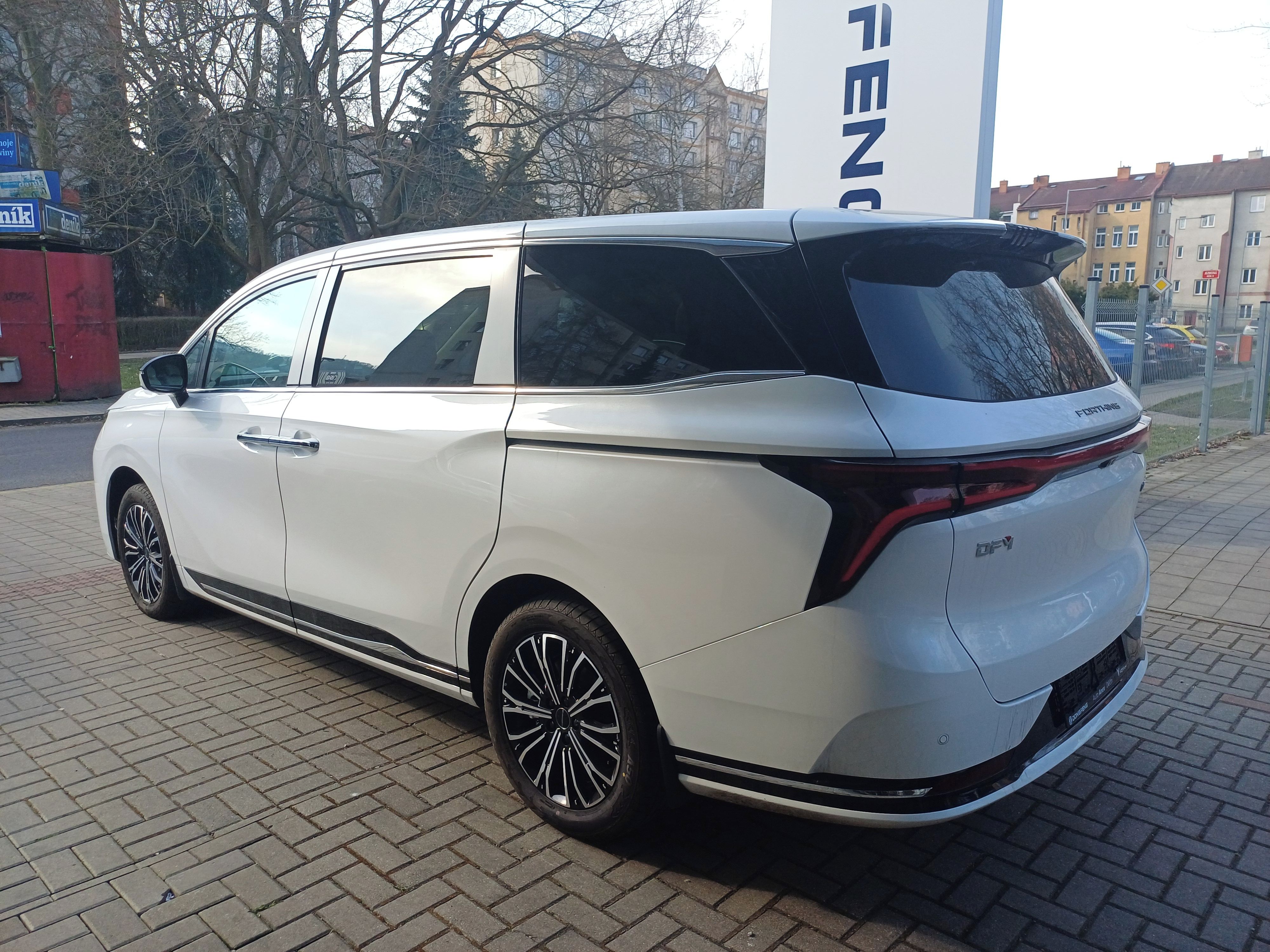 Dongfeng U-Tour, V9 HEV Luxusní MPV - fotka 5