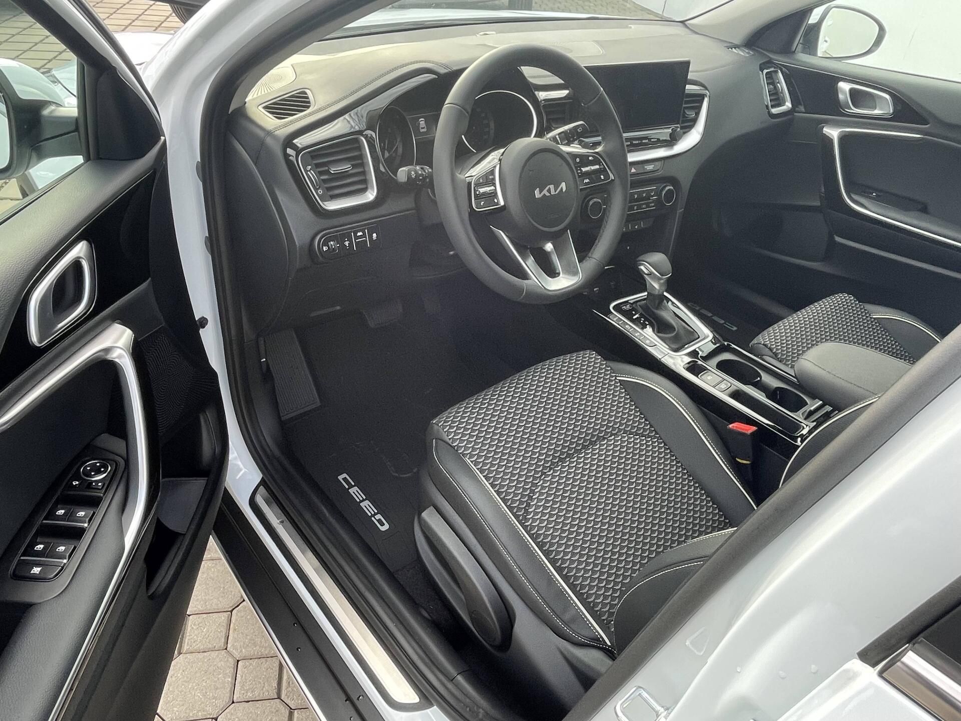 Kia XCee´d, EXCLUSIVE 7DCT 1,6 T-GDi - fotka 6