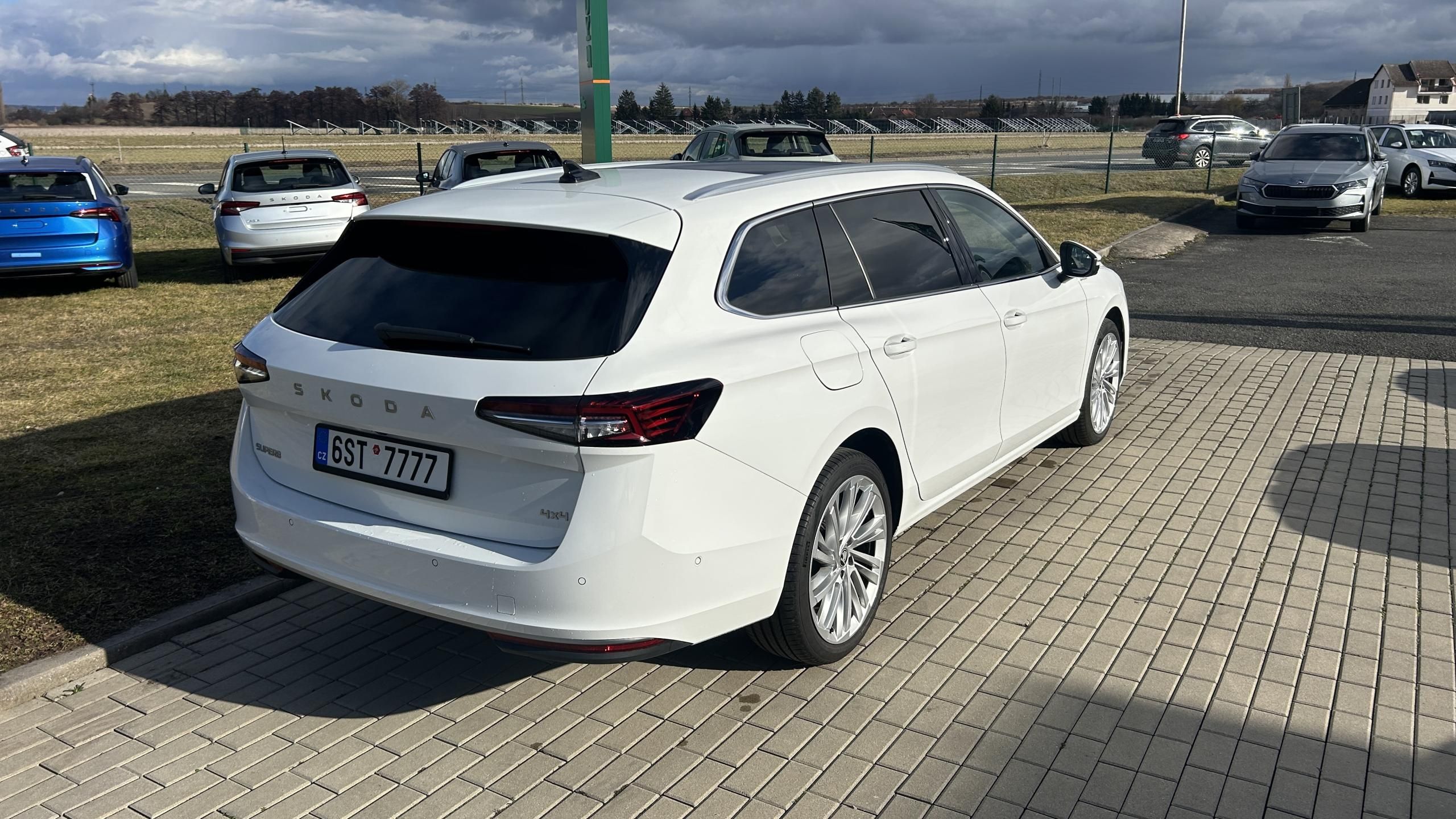 Škoda Superb, TDI, 4x4, DSG, L&K, PANO,NEZ.T - fotka 5