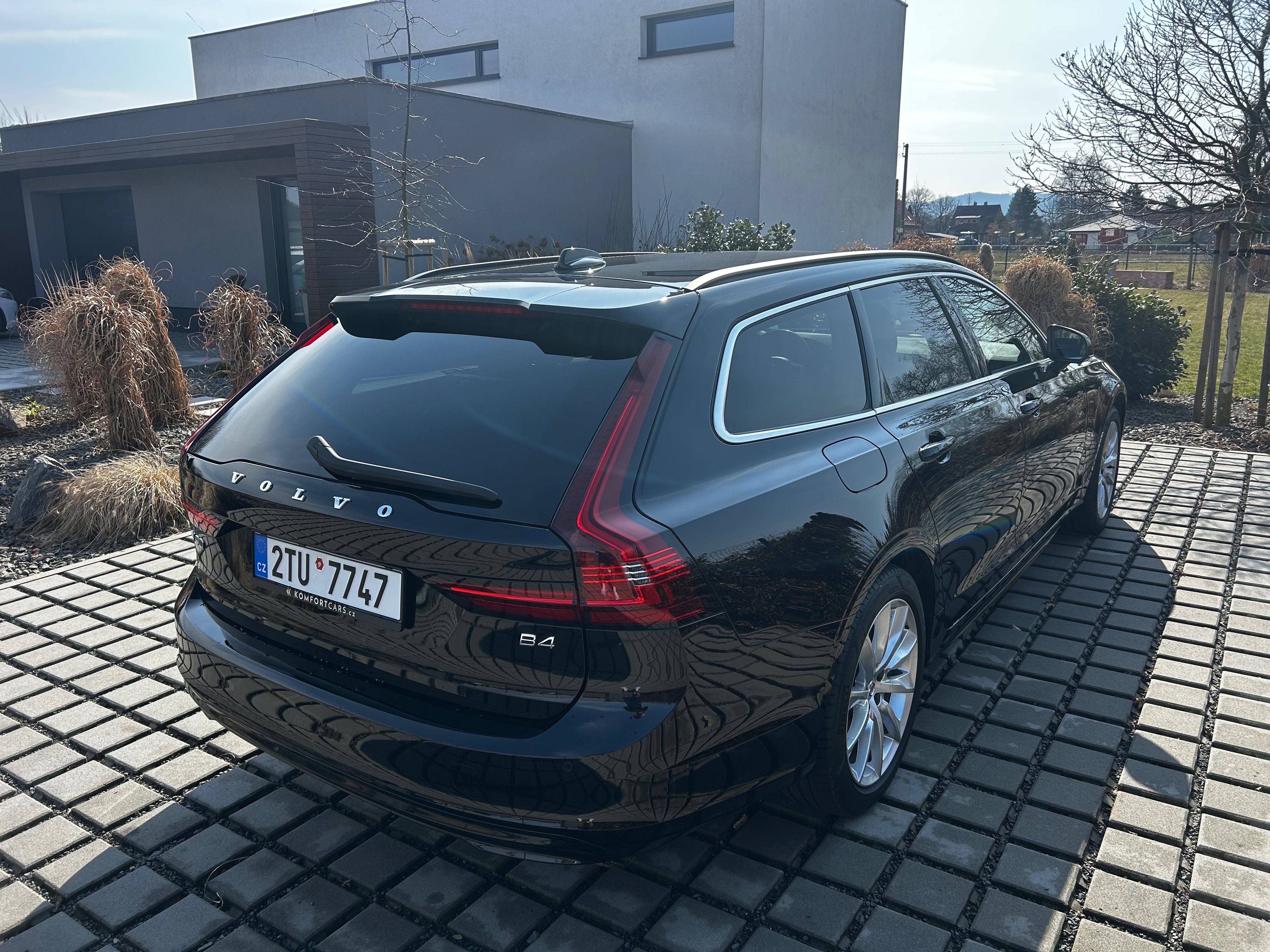 Volvo V90, B4 145kW 2022 - fotka 4