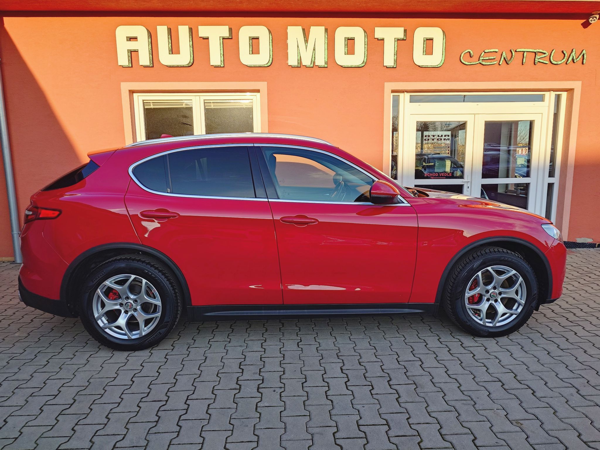 Alfa Romeo Stelvio, 2.2 JTDM Q4 Business 140 kW - fotka 5