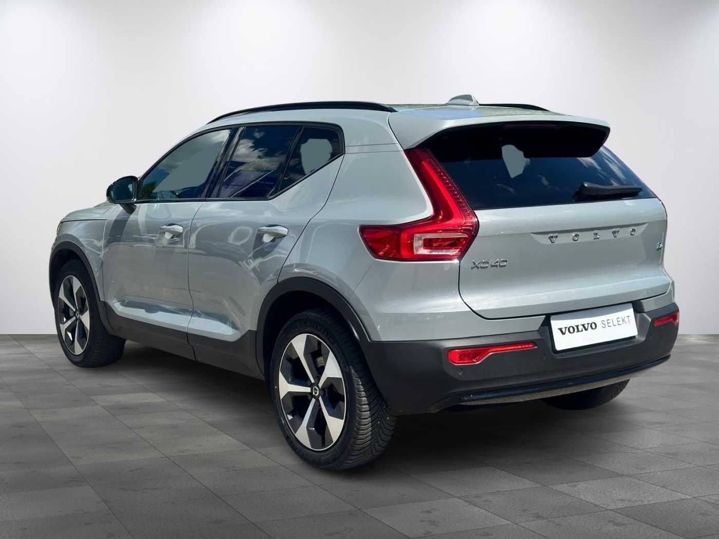 Volvo XC40, PLUS DARK B4 145kW, BLIS, ACC - fotka 4