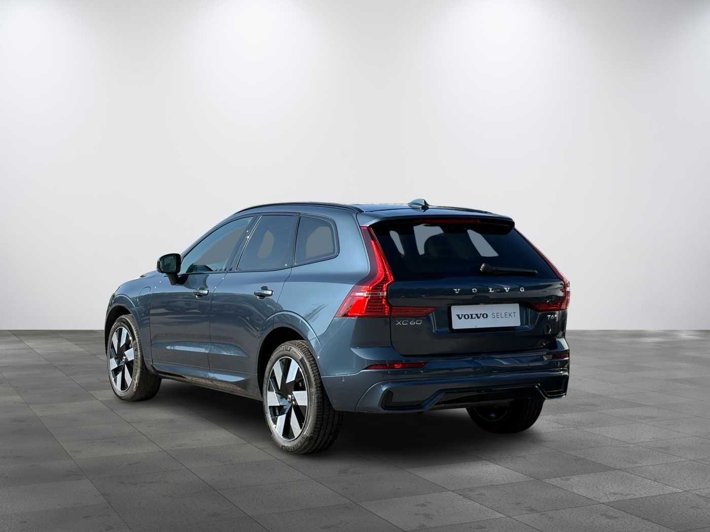 Volvo XC60, PLUS T6 AWD PHEV ACC,BLIS - fotka 3