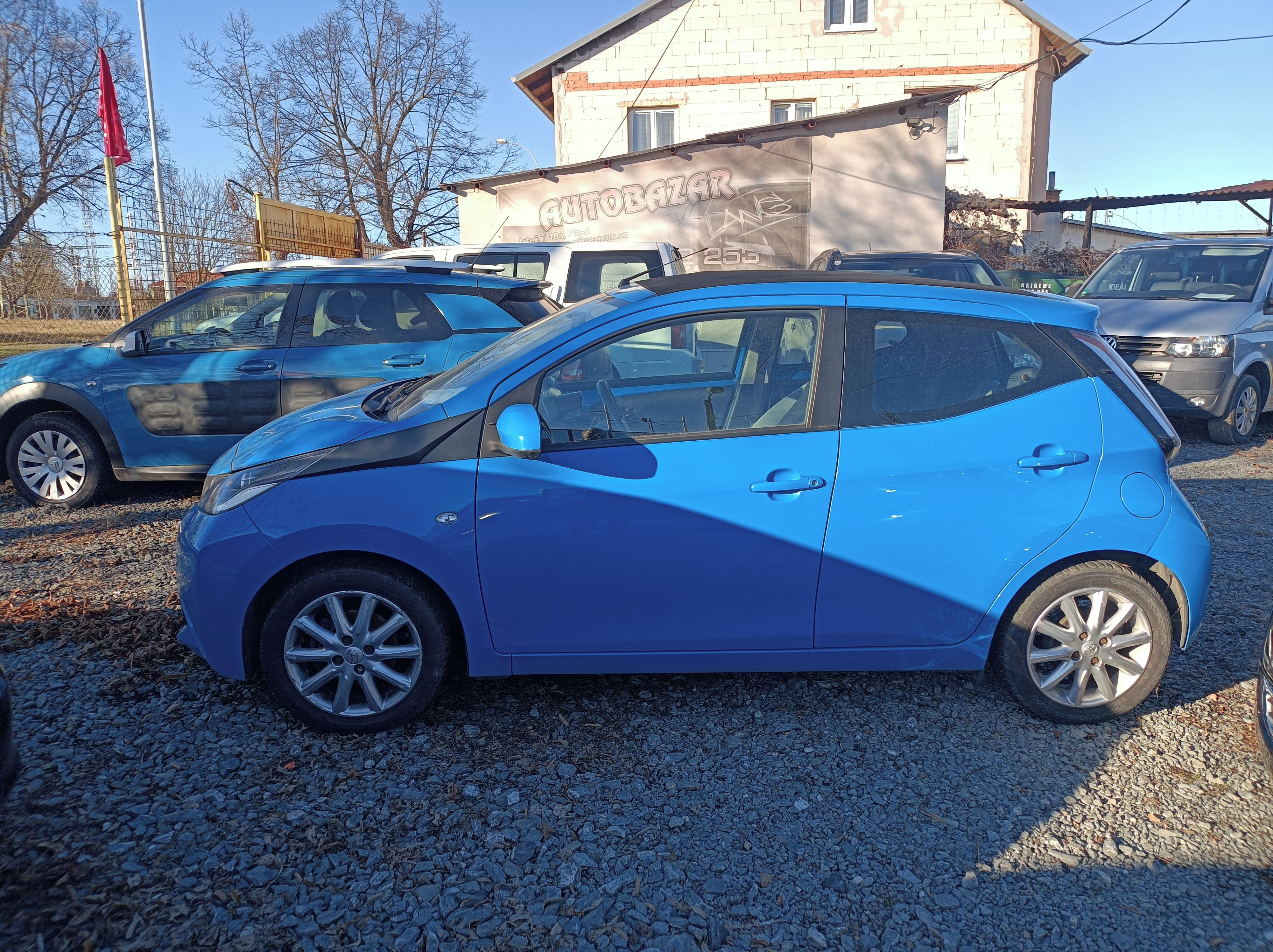 Toyota Aygo, 1.0-51kw,otevřená střecha,r.18 - fotka 4