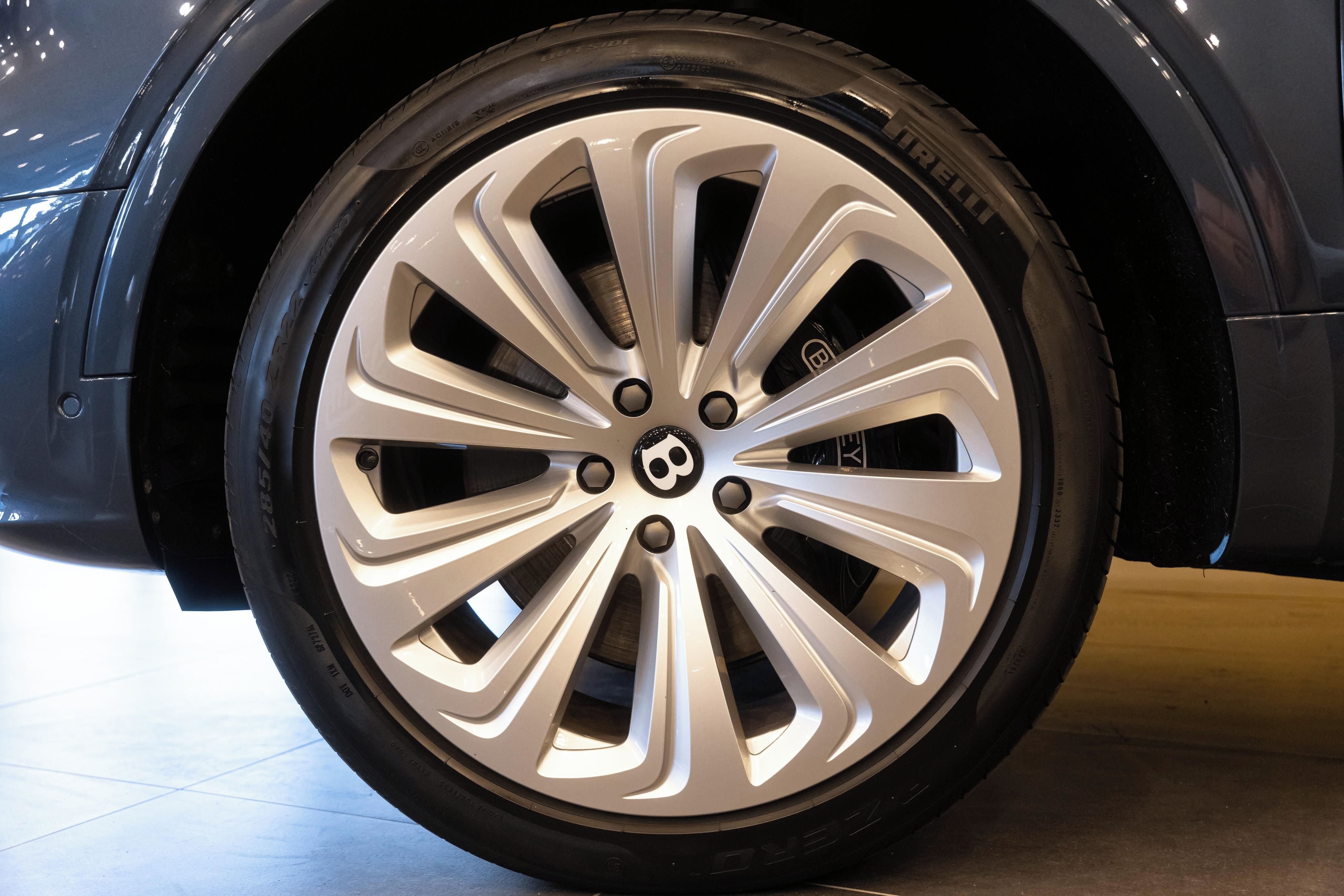 Bentley Bentayga, V8 AWD, PANO, TV, 360 CAM - fotka 4