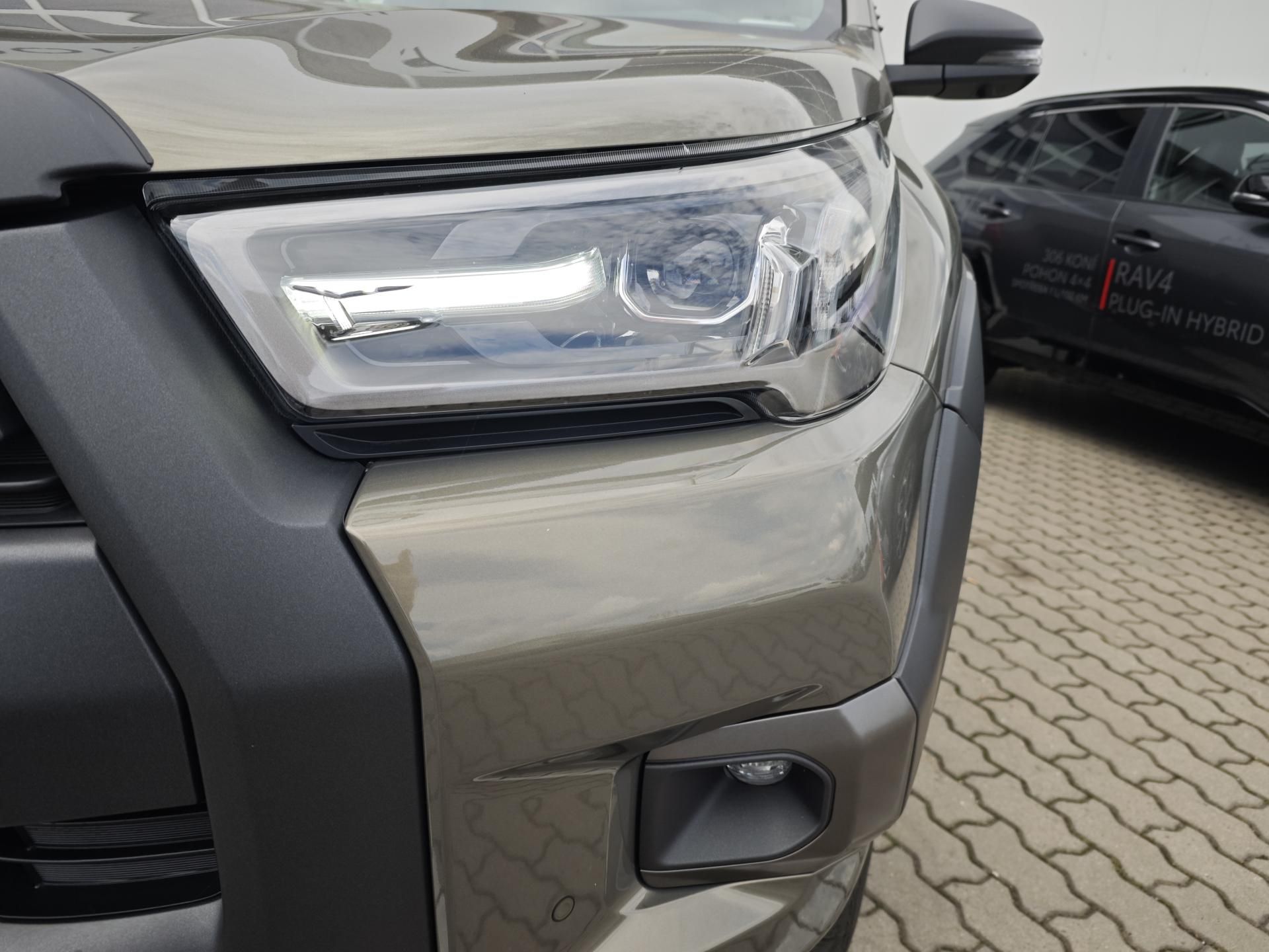Toyota Hilux, 2.8 D (204 k), 4x4 Invincible - fotka 3